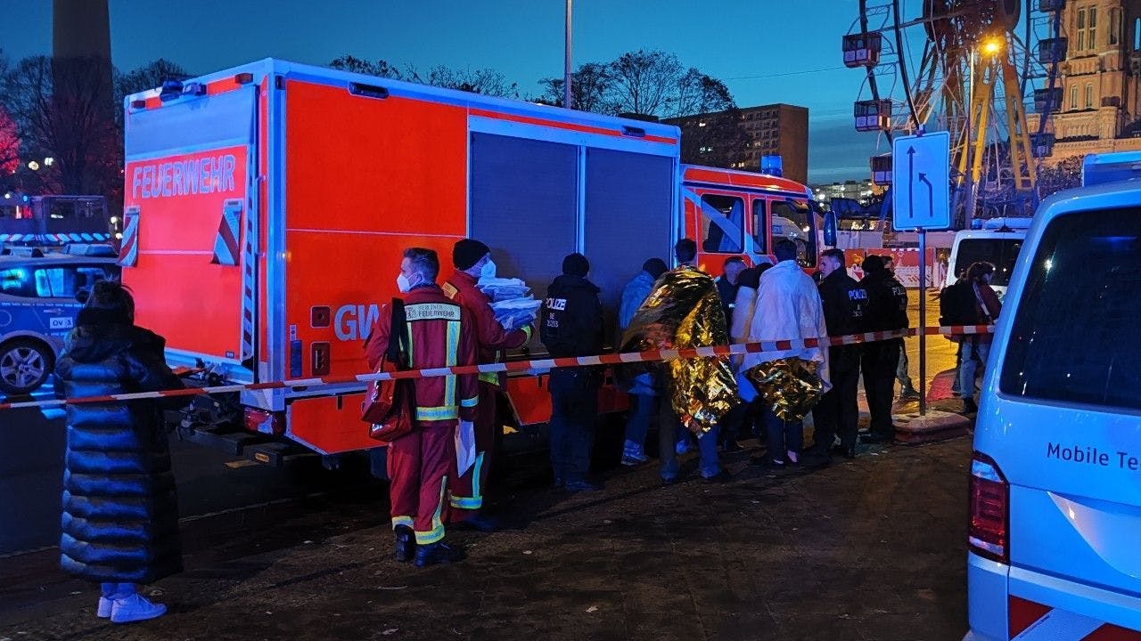 Die Feuerwehr ist im Großeinsatz. Es liegen Trümmerteile auf der Fahrbahn. Das Aquarium im Hotel Dom Aquaree ist beschädigt, Gäste verlassen das Hotel. 