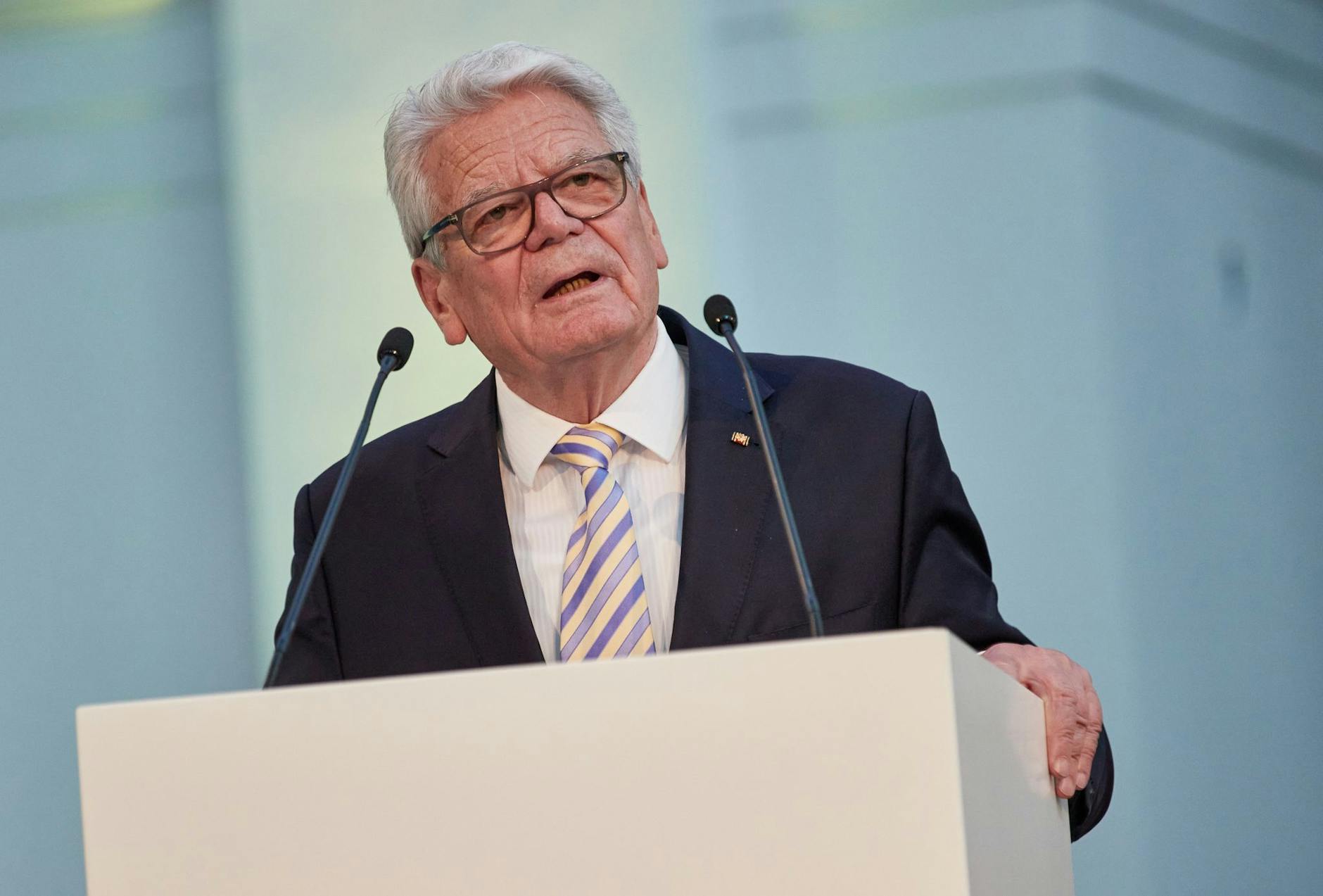 ARCHIV - Joachim Gauck, ehemaliger Bundespräsident, spricht bei einer Veranstaltung.