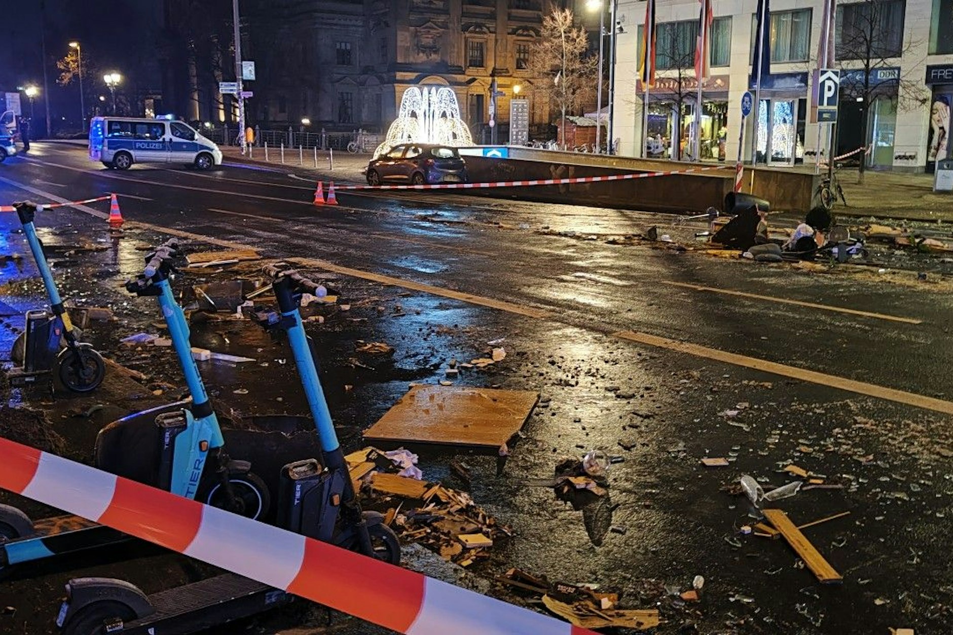 Der Nahbereich ist abgesperrt. Es liegen Trümmerteile auf der Fahrbahn.