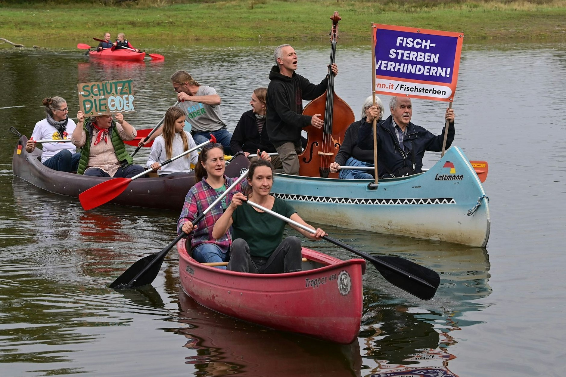 Protest auf dem Wasser: Mit Kanus und Transparenten demonstrieren Umweltschützer in Kienitz bei Letschin gegen den Oder-Ausbau.