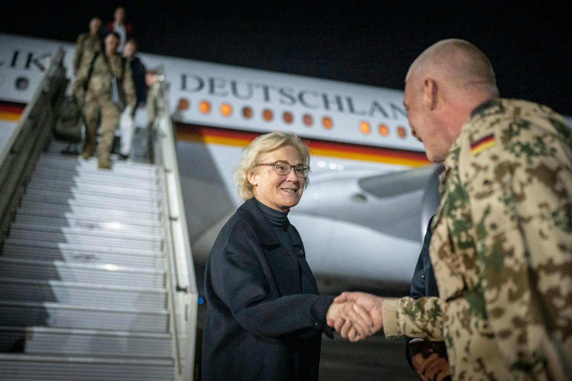 Verteidigungsministerin Christine Lambrecht wird am Flughafen von Bamako von Verteidigungsattaché Carsten Boos begrüßt.