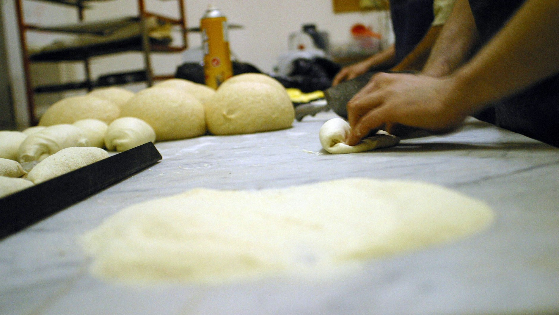 Aus dem Brötchenteig werden echte Berliner Schrippen geformt.