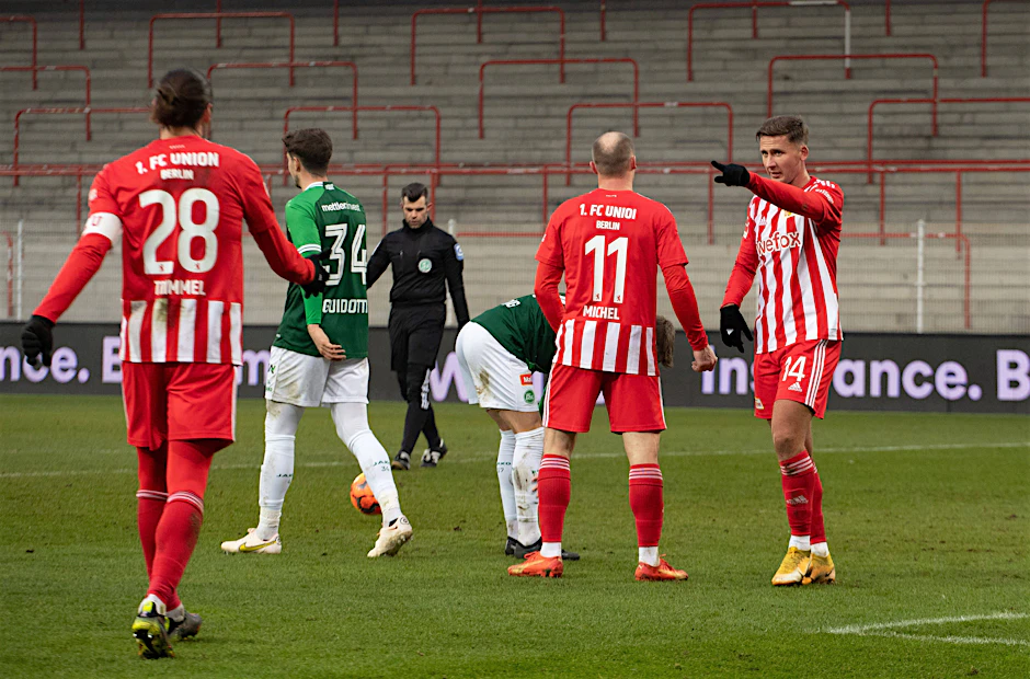 Paul Seguin (r.) schoss den 1. FC Union Berlin in Führung und jubelt hier mit Sven Michel (2.v.r.) sowie Christopher Trimmel (l.).