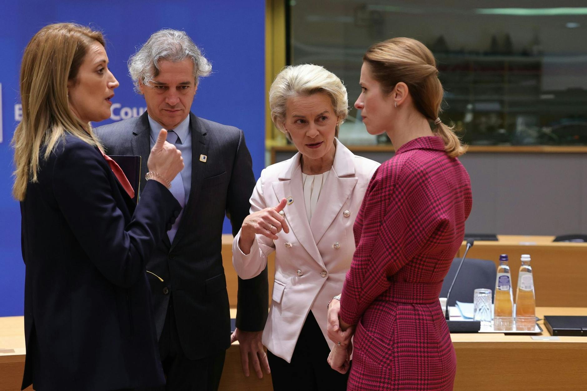 EU-Parlamentspräsidentin Roberta Metsola (v.l.), Sloweniens Ministerpräsident Robert Golob sowie EU-Kommissionspräsidentin Ursula von der Leyen und die estnische Ministerpräsidentin Kaja Kallas auf dem EU-Gipfel in Brüssel.