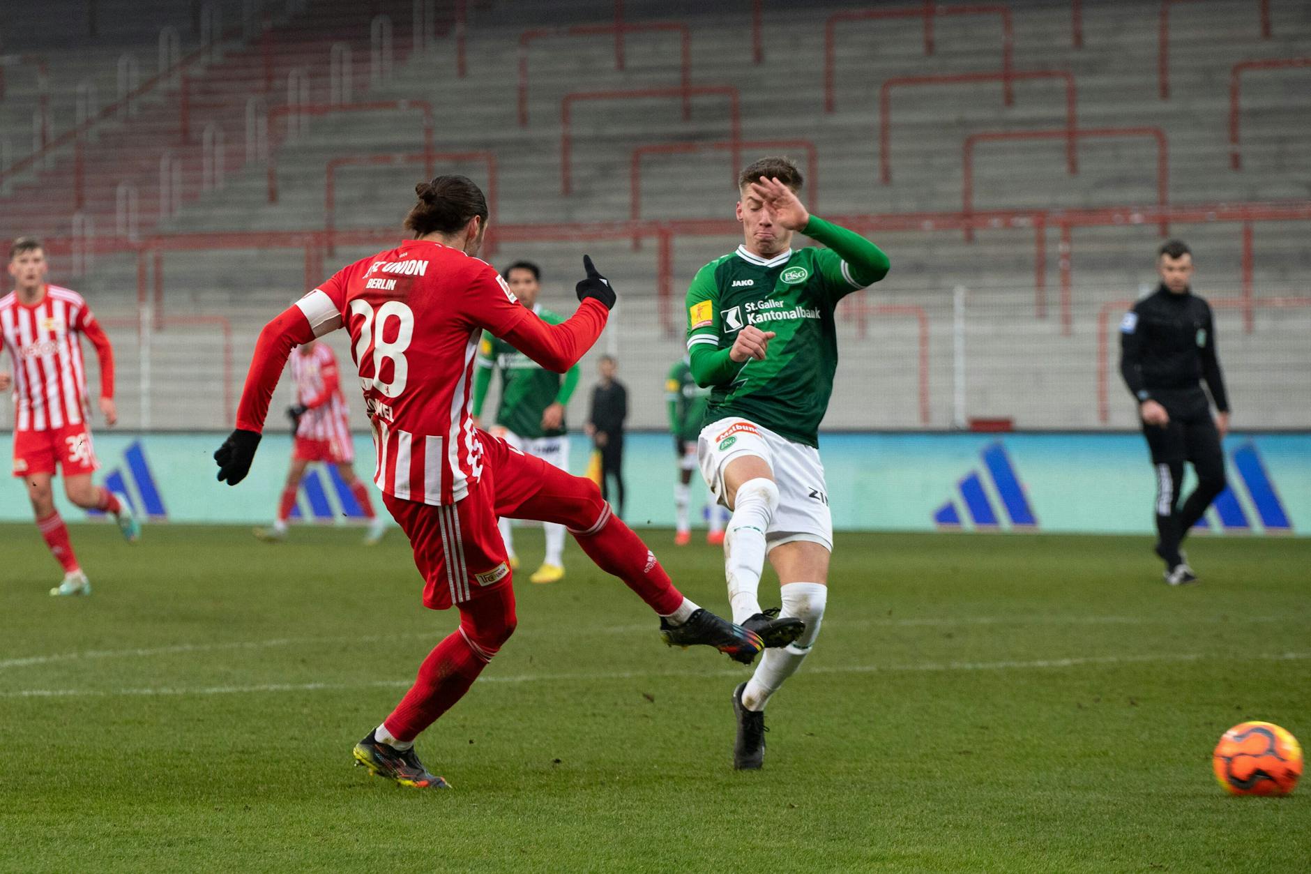 Christopher Trimmel (2.v.l.) schießt in dieser Szene zum 2:0 für den 1. FC Union Berlin ein.