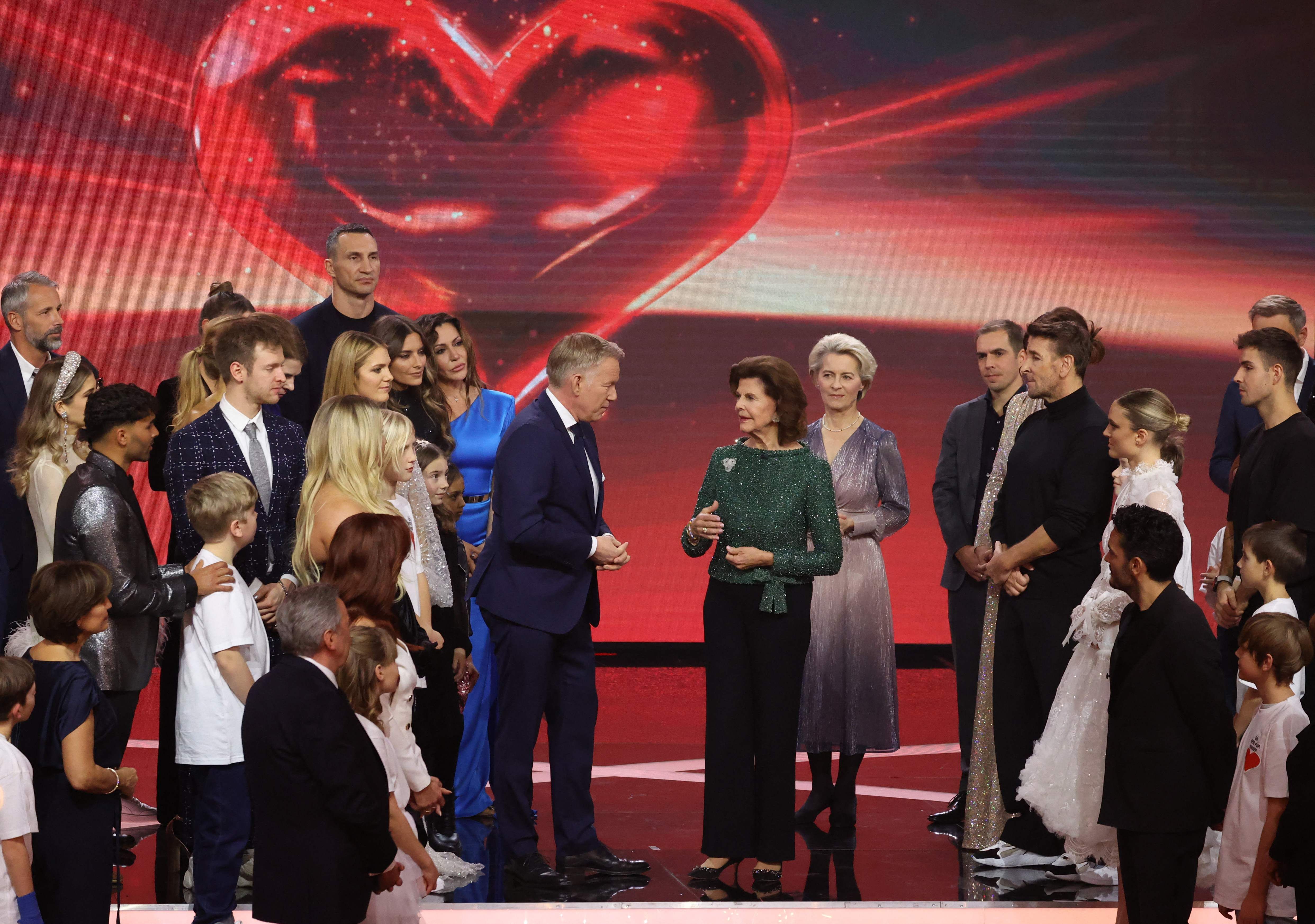 „Ein Herz Für Kinder“: Königin Bei Spendengala, Prominente Sammeln ...