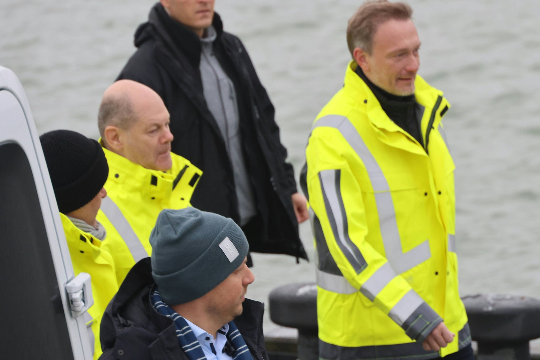 Bundeskanzler Olaf Scholz, Bundeswirtschaftsminister Robert Habeck und Bundesfinanzminister Christian Lindner bei der Eröffnung der Höegh Esperanza, am Samstag in Wilhelmshafen.&nbsp;