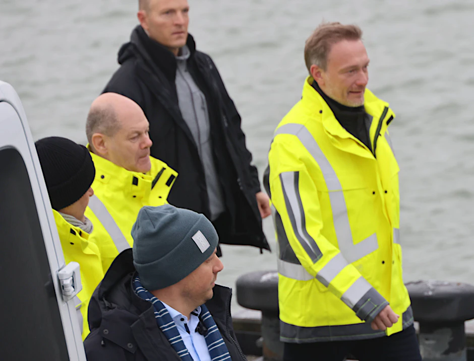 Bundeskanzler Olaf Scholz, Bundeswirtschaftsminister Robert Habeck und Bundesfinanzminister Christian Lindner bei der Eröffnung der Höegh Esperanza, am Samstag in Wilhelmshafen.&nbsp;