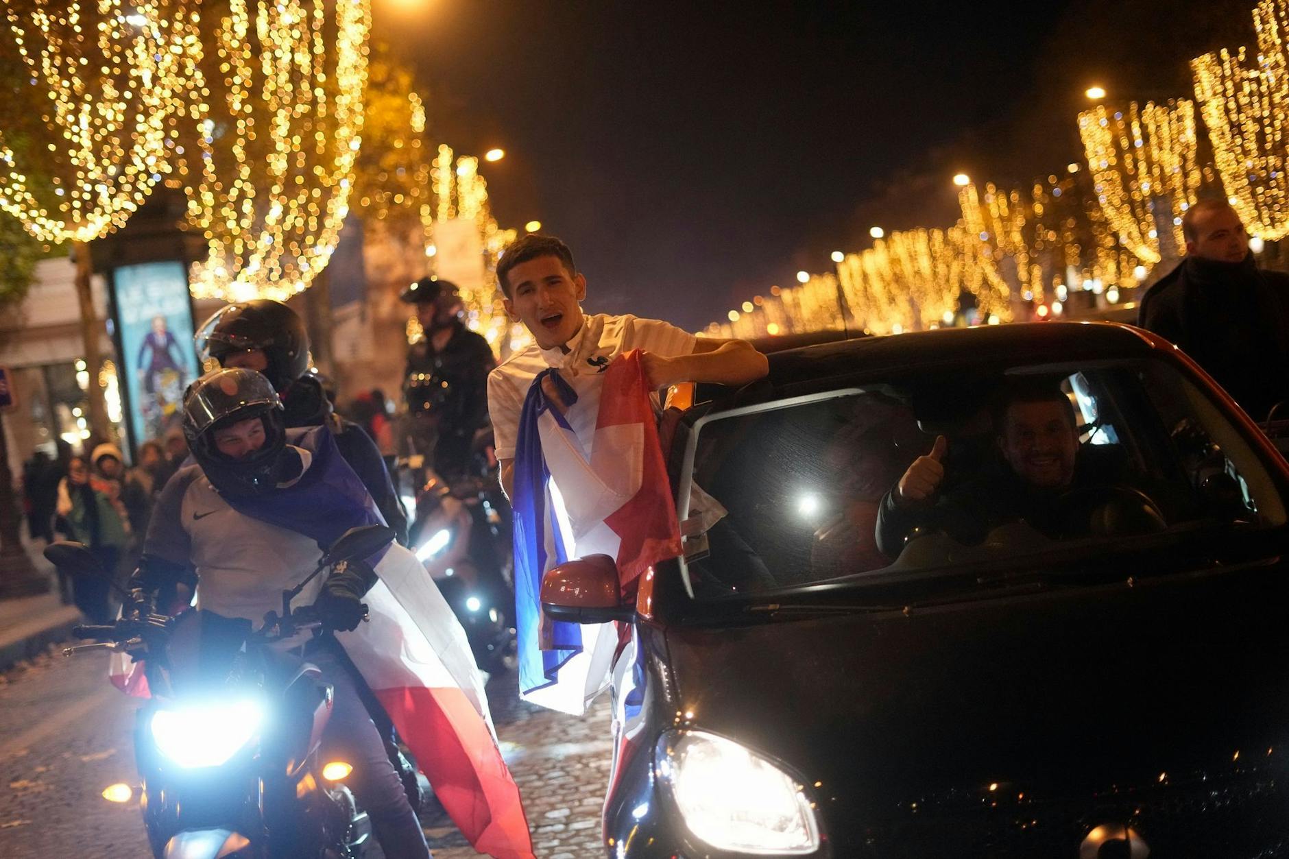 Französische Fans feiern auf der Champs-Élysées in Paris.