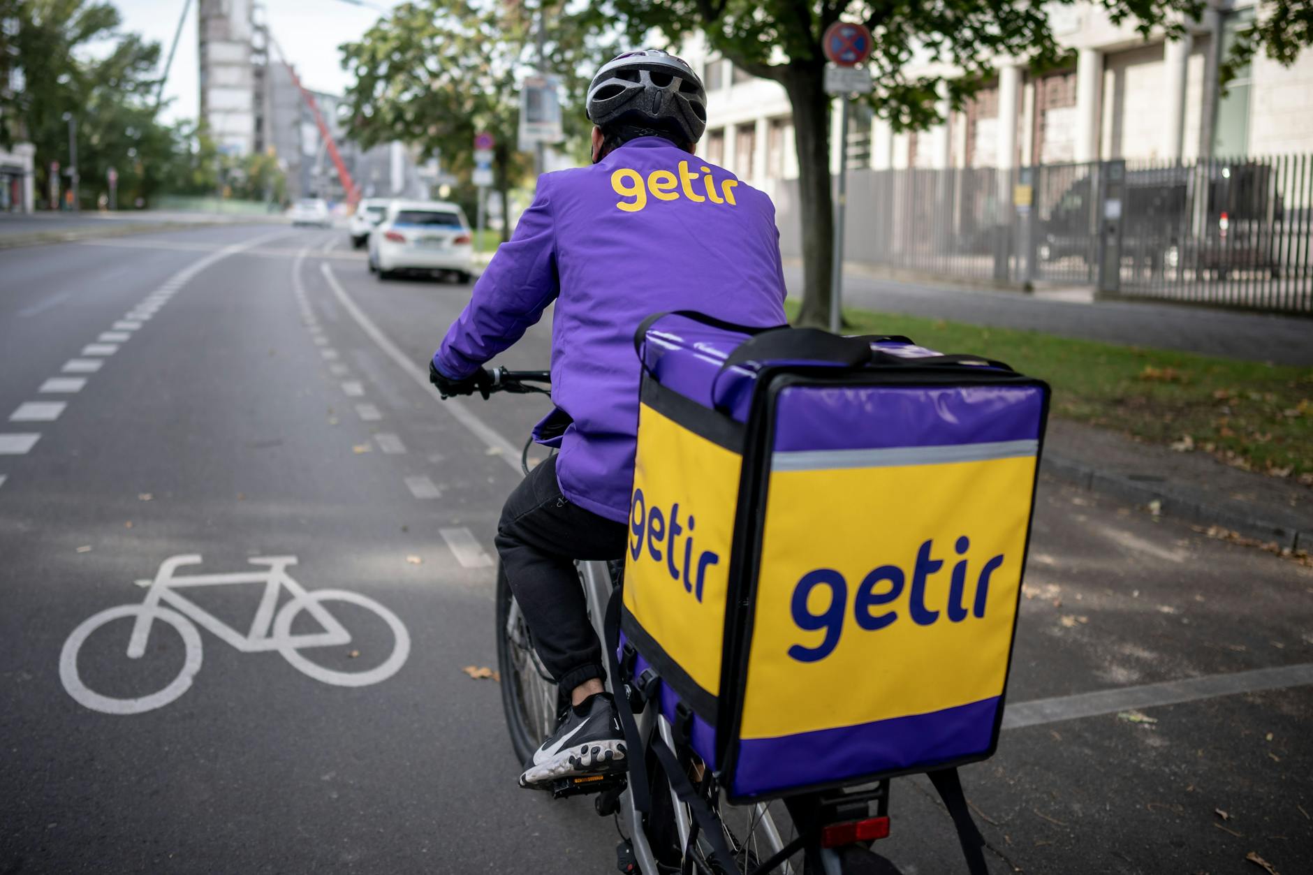 Ein Lieferfahrer des Lieferdienstes Getir fährt mit seinem Fahrrad durch Berlin.