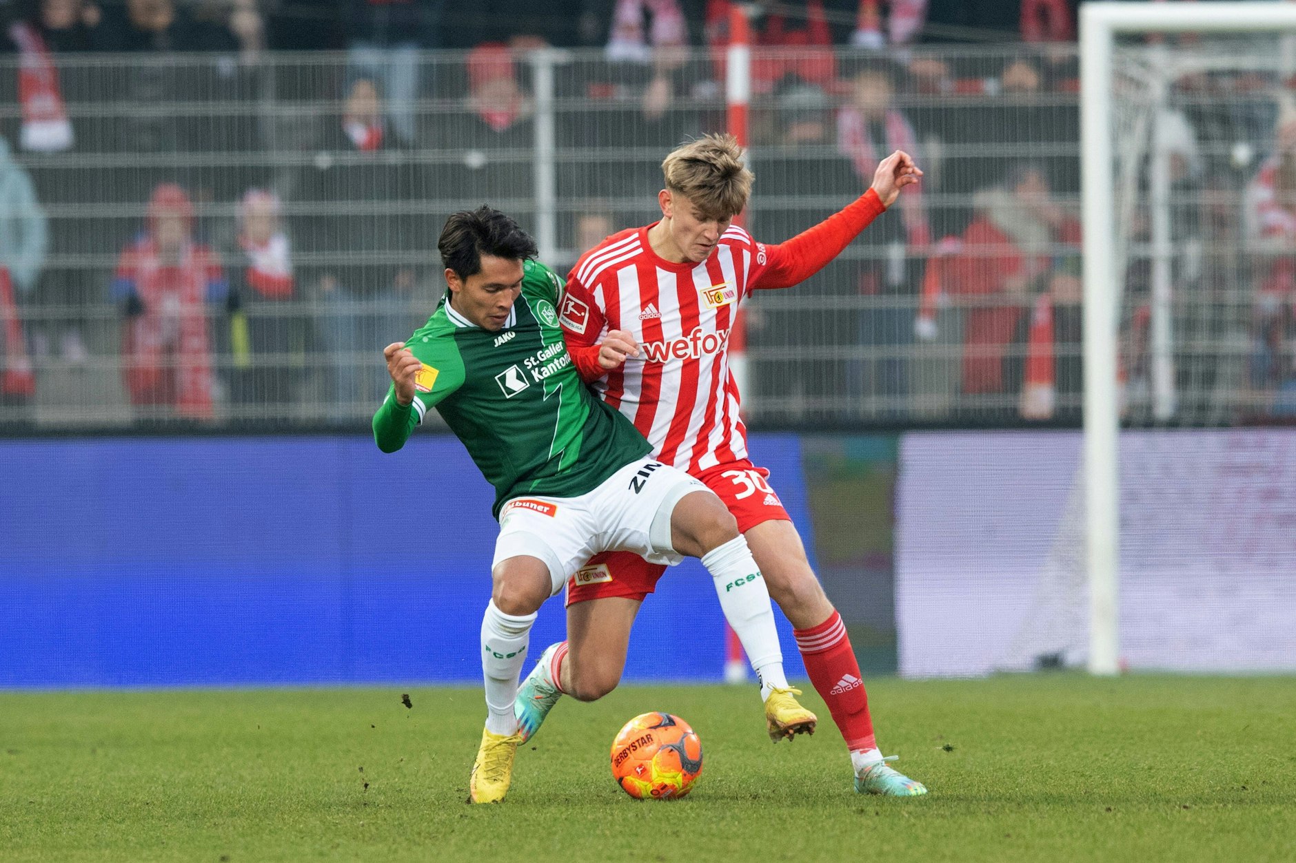 Aljoscha Kemlein (r.) im Zweikampf mit Randy Schneider vom FC St. Gallen.