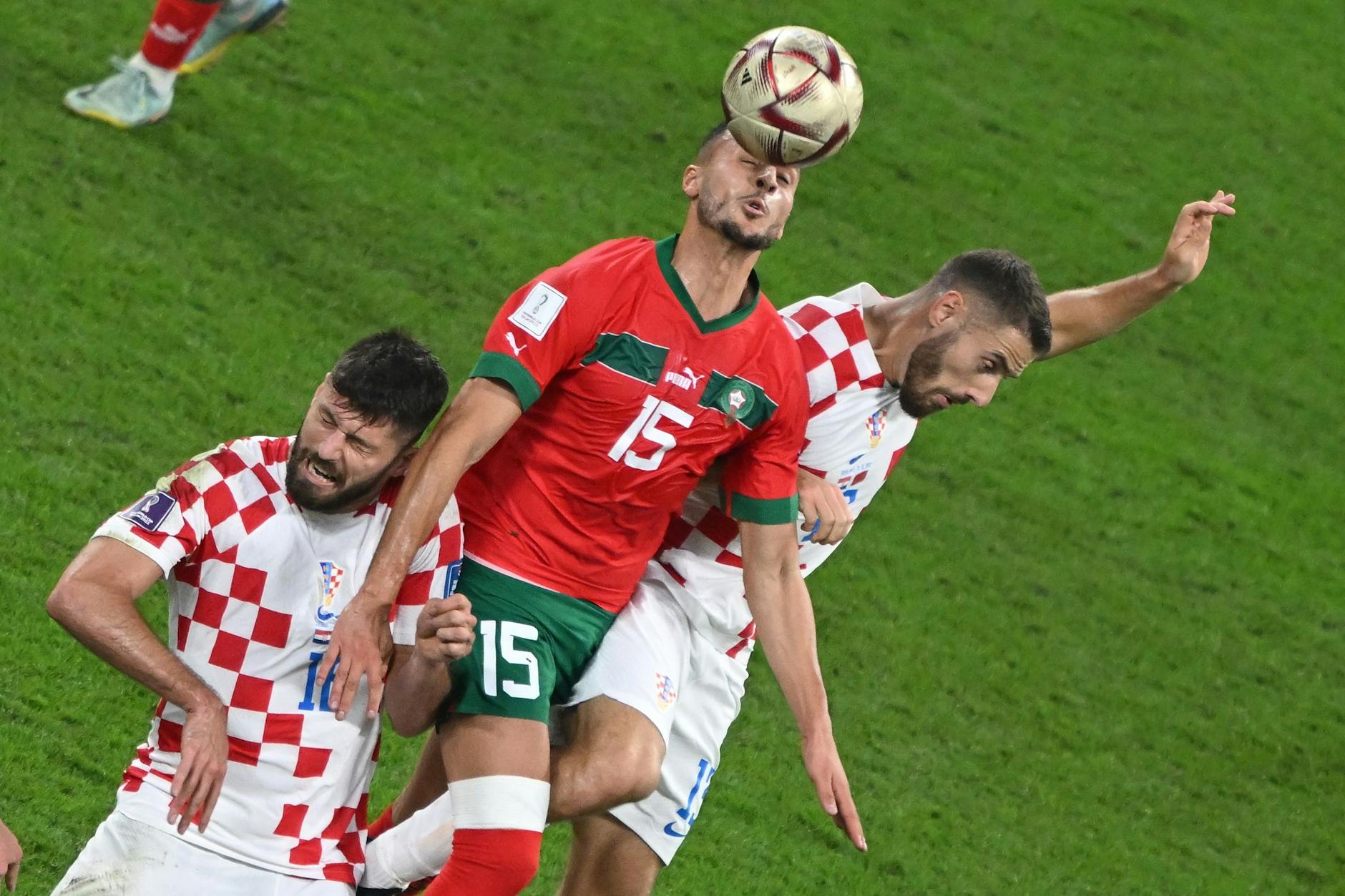 Marokko, Spiel um Platz drei, im Chalifa International Stadion, Marokkos Selim Amallah (M) spielt gegen Kroatiens Bruno Petkovic (l) und Kroatiens Nikola Vlasic.