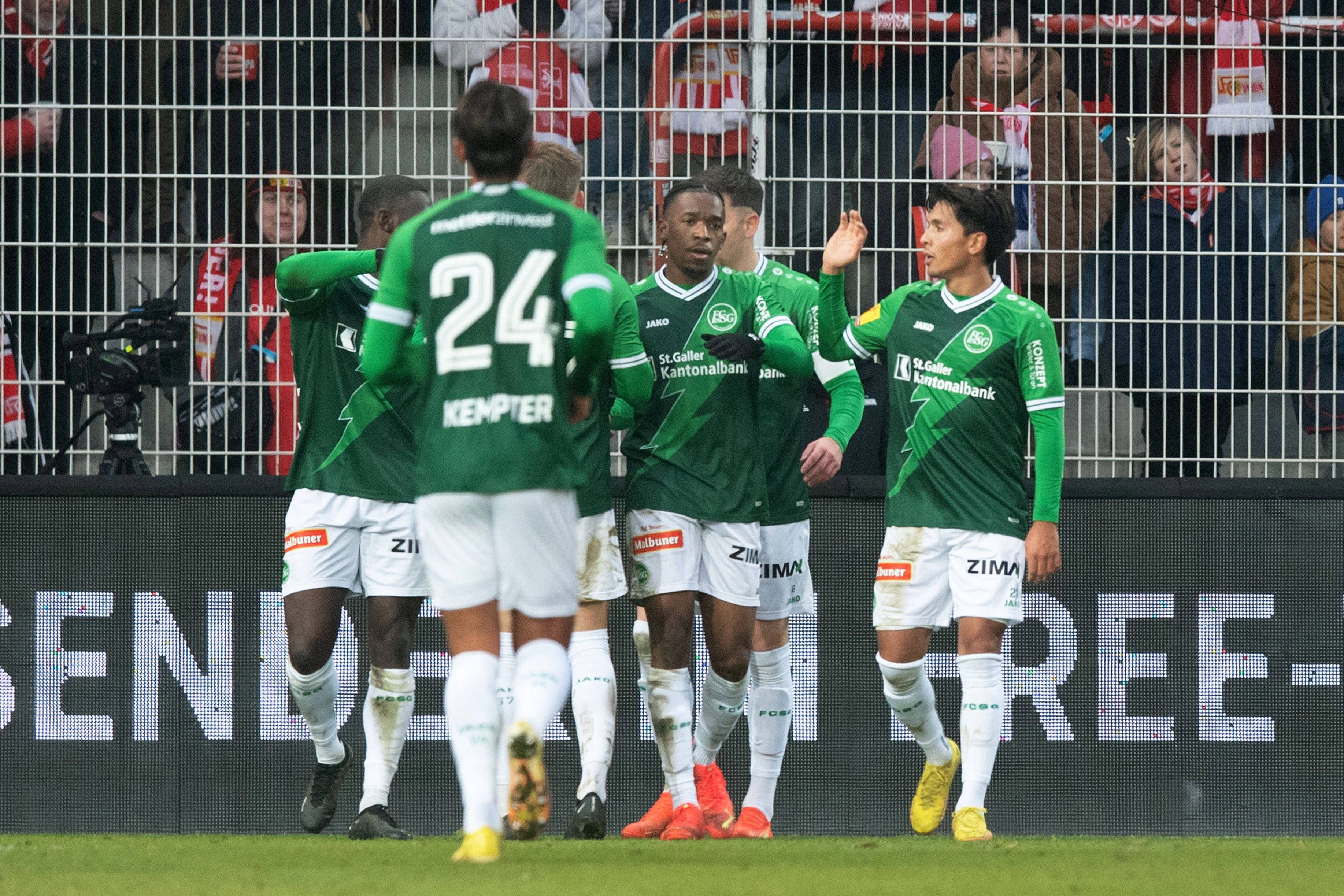Jubel beim FC St. Gallen nach dem 1:2-Anschlusstor. 