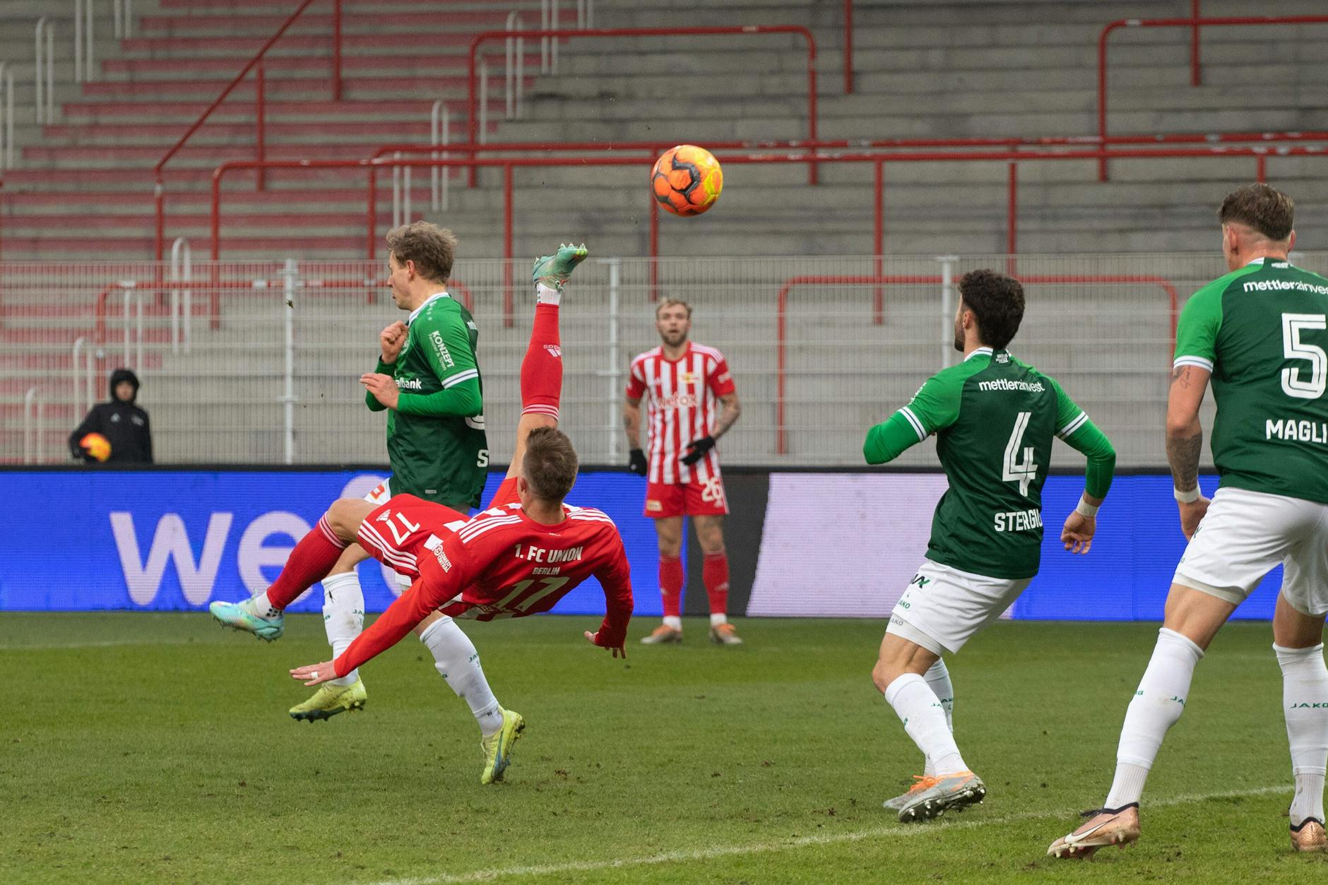 Dieser schöne Fallrückzieher von Kevin Behrens (2.v.l.) fand leider nicht den Weg ins Tor.