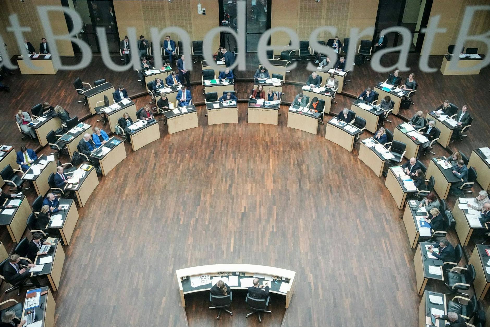 Die Ministerpräsidentinnen und -präsidenten der Länder während der Sitzung im Bundesrat.