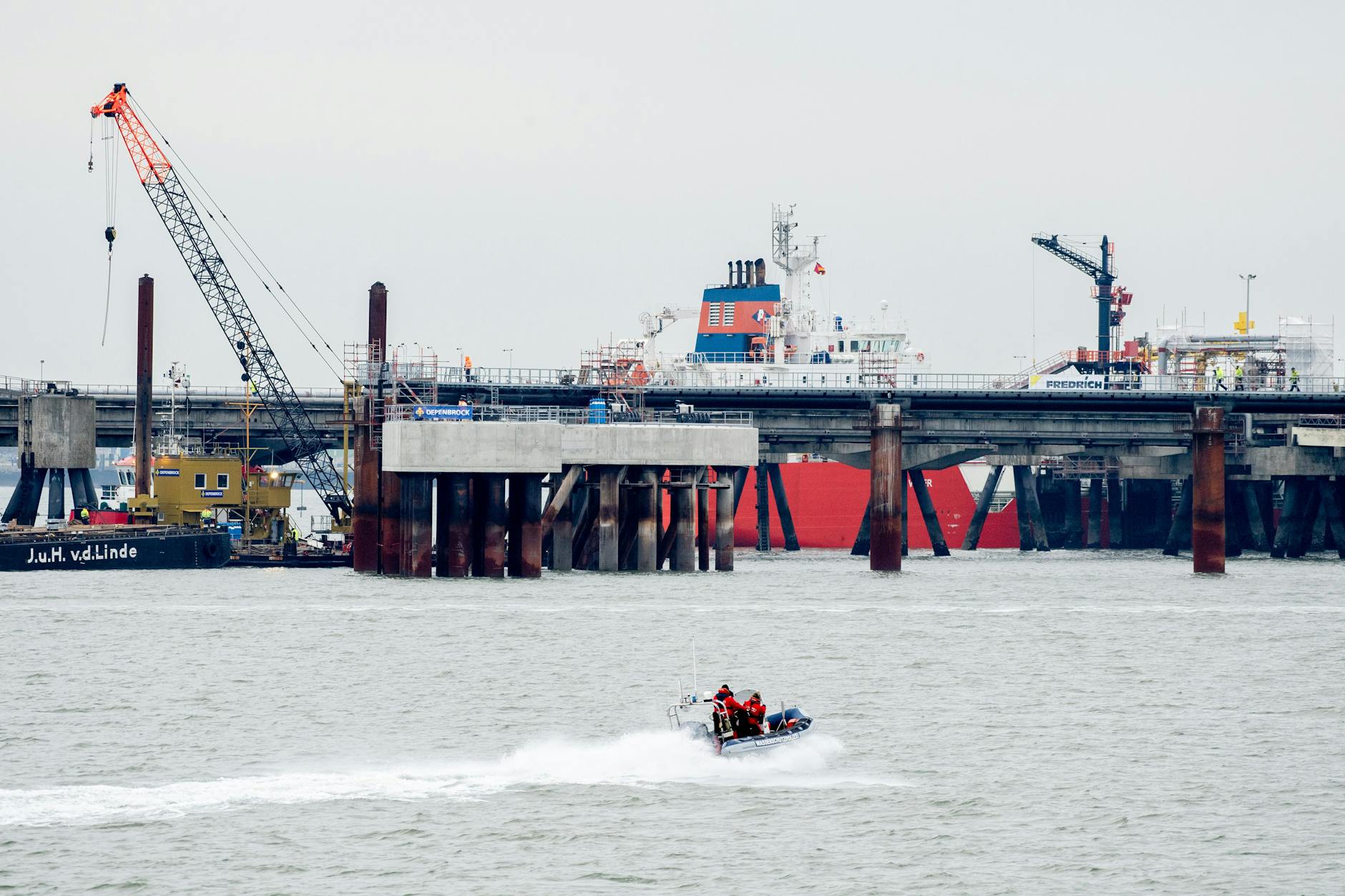 15.11.2022, Niedersachsen, Wilhelmshaven: Ein Schnellboot der Wasserschutzpolizei ist vor dem Anleger für das LNG-Terminal in der Nordsee vor Wilhelmshaven unterwegs. 