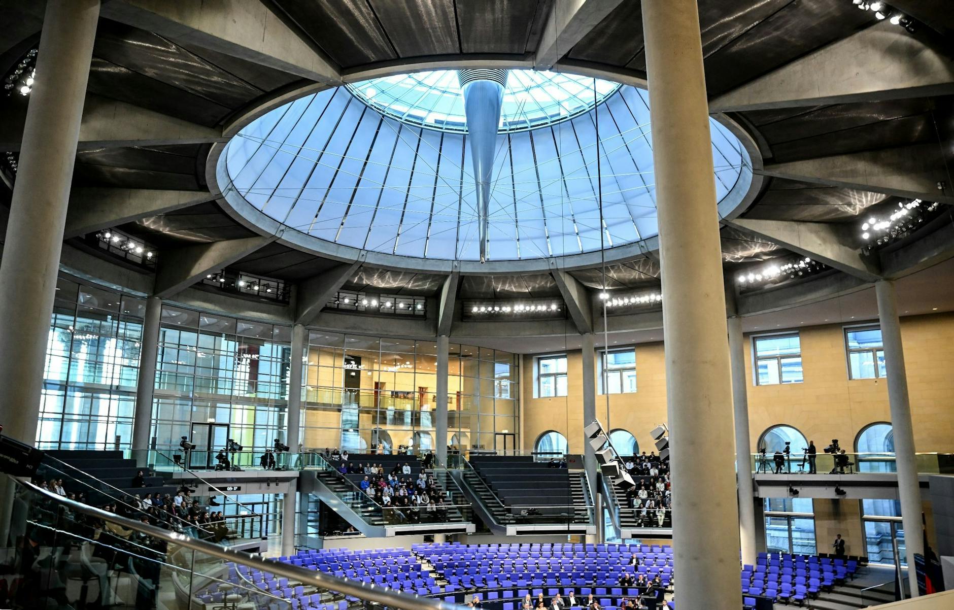 Blick in den Plenarsaal des Bundestags, wo die Abgeordneten debattieren.