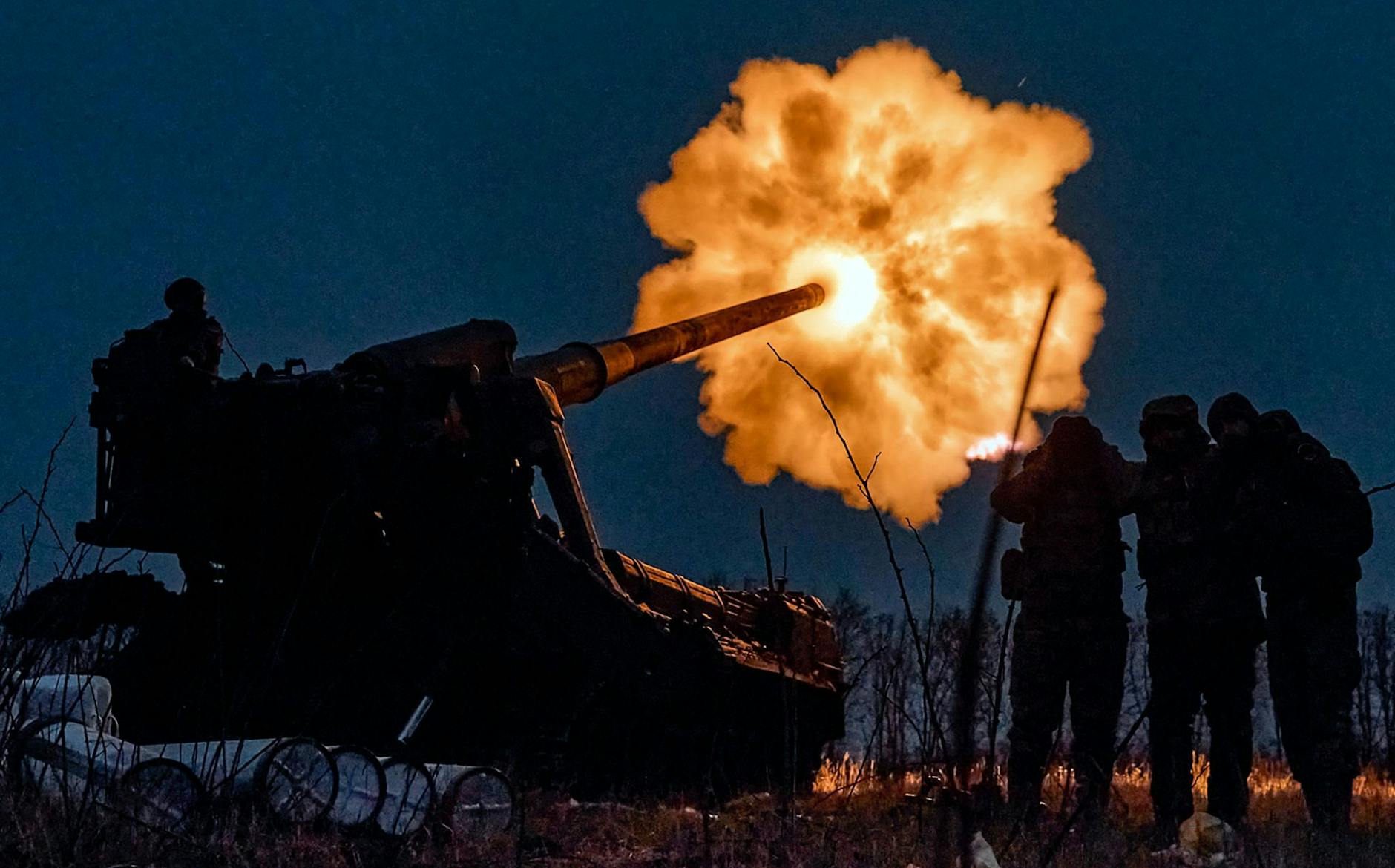 dpatopbilder - Ukrainische Soldaten beschießen russische Stellungen nahe der Stadt Bachmut im Donbass mit einer Haubitze.