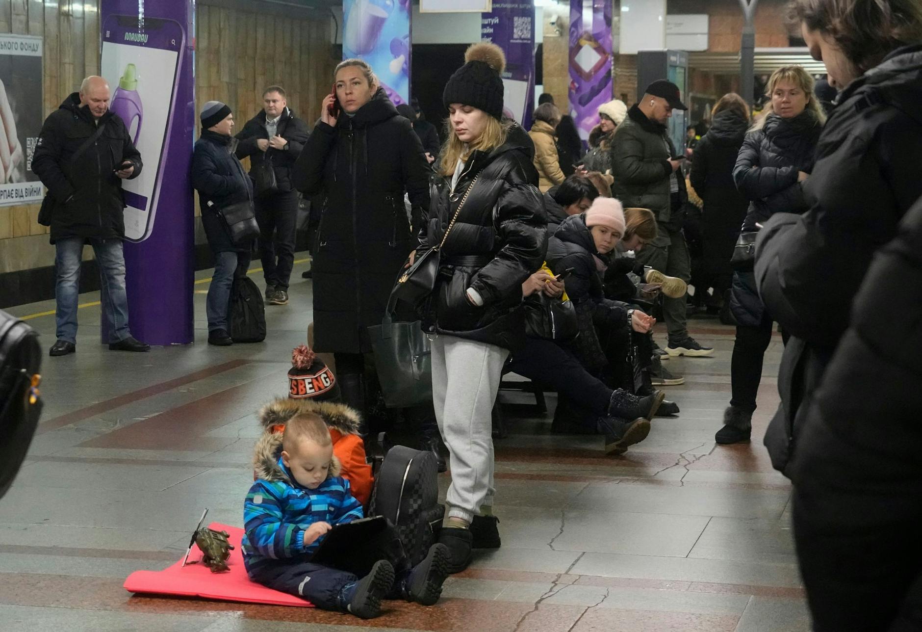 dpatopbilder - Menschen halten sich in einer U-Bahn-Station in Kiew auf, die während eines Raketenangriffs als Luftschutzbunker genutzt wird.