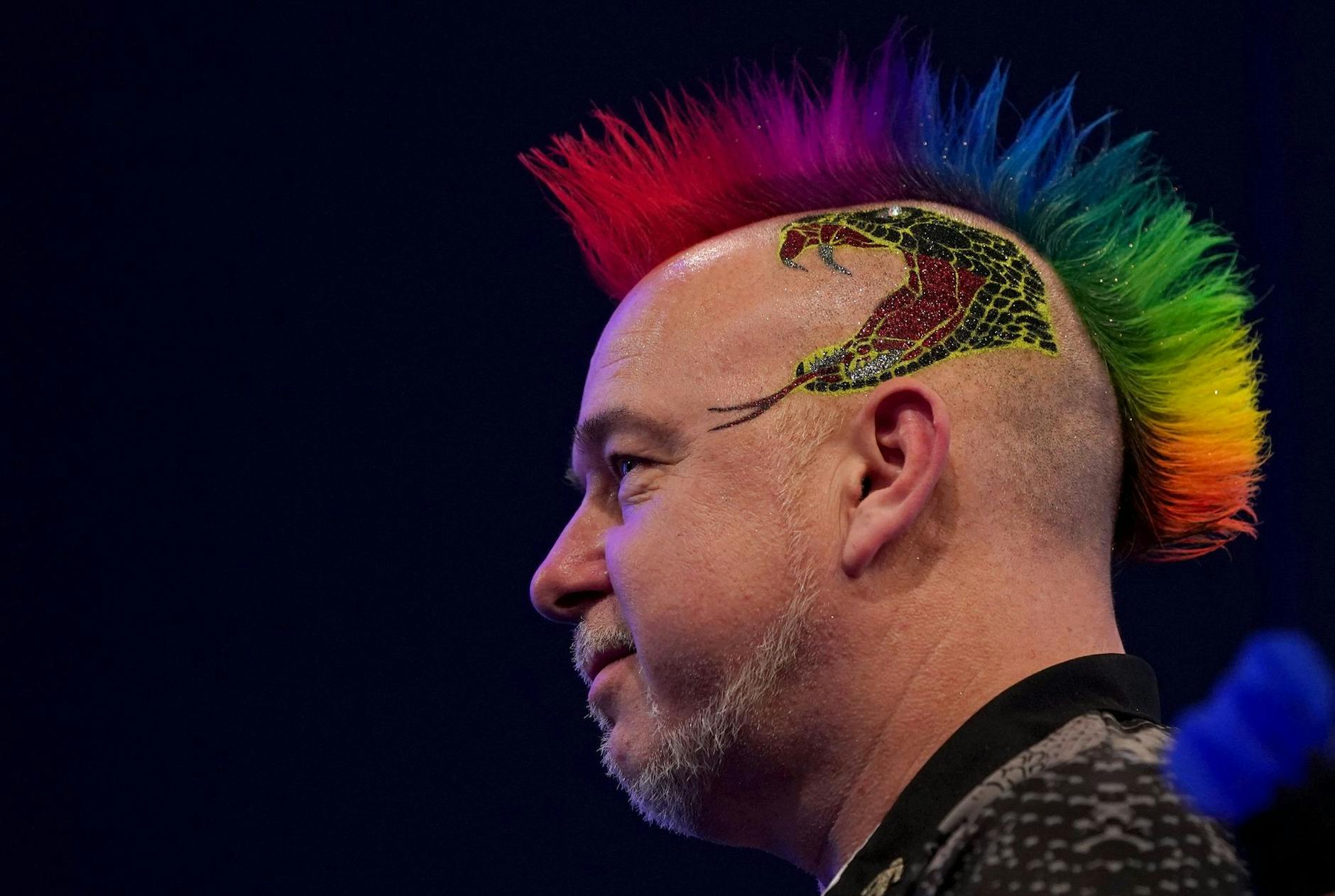 ARCHIV - Geht selbstbewusst in die Darts-WM: Titelverteidiger Peter Wright.
