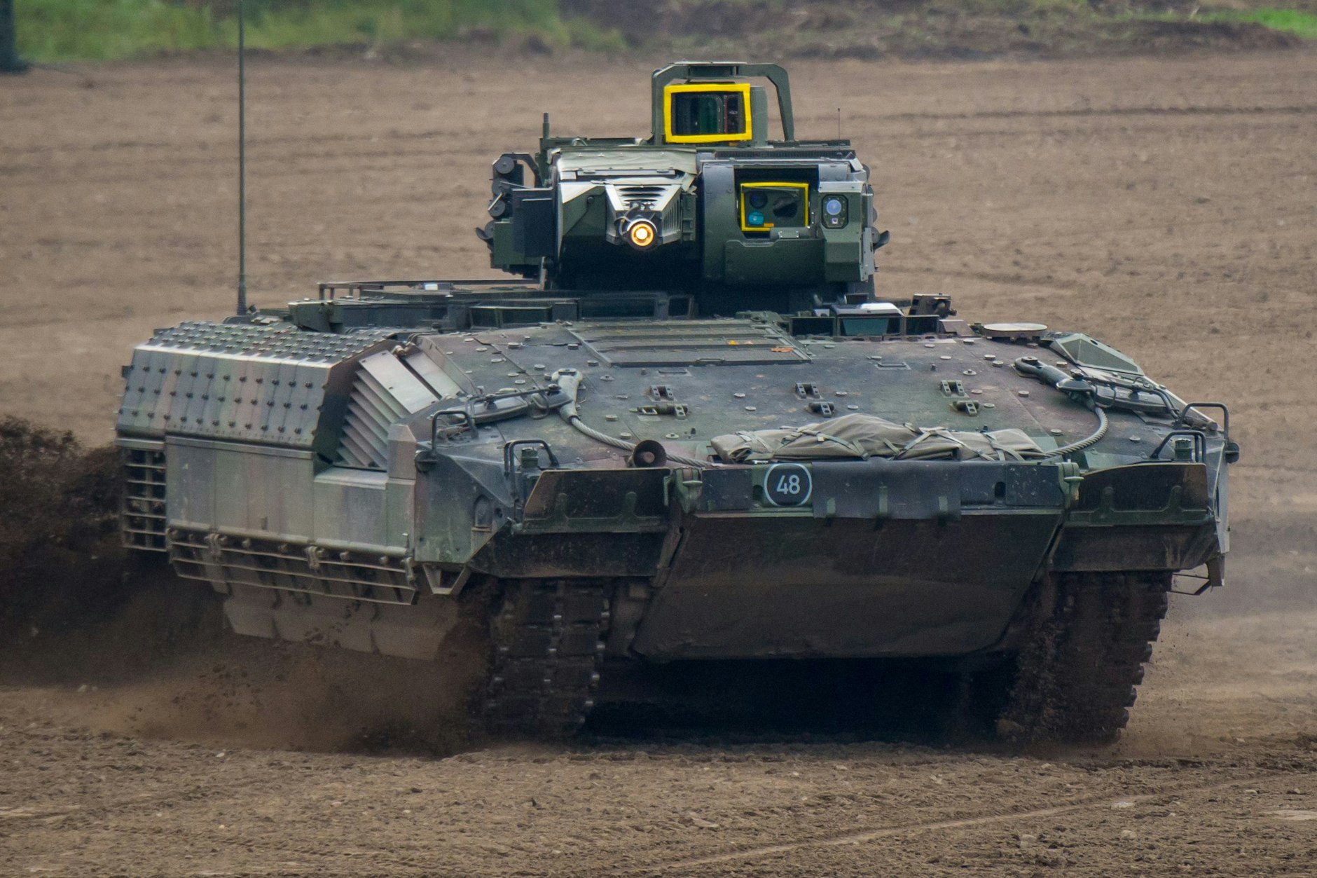 Ein Schützenpanzer vom Typ Puma fährt bei der Vorbereitung zu einer Informationslehrübung  über einen Übungsplatz.&nbsp; (Archivfoto)&nbsp;