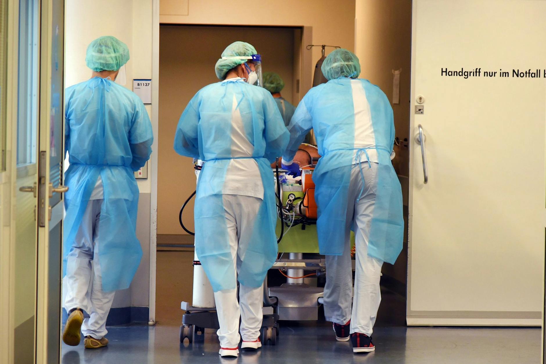 Klinikmitarbeiter in einem Krankenhaus: Immer mehr Pfleger und Krankenschwestern melden sich krank. Sind die Berichte darüber wirklich Panikmache? Foto: -Zentralbild/dpa