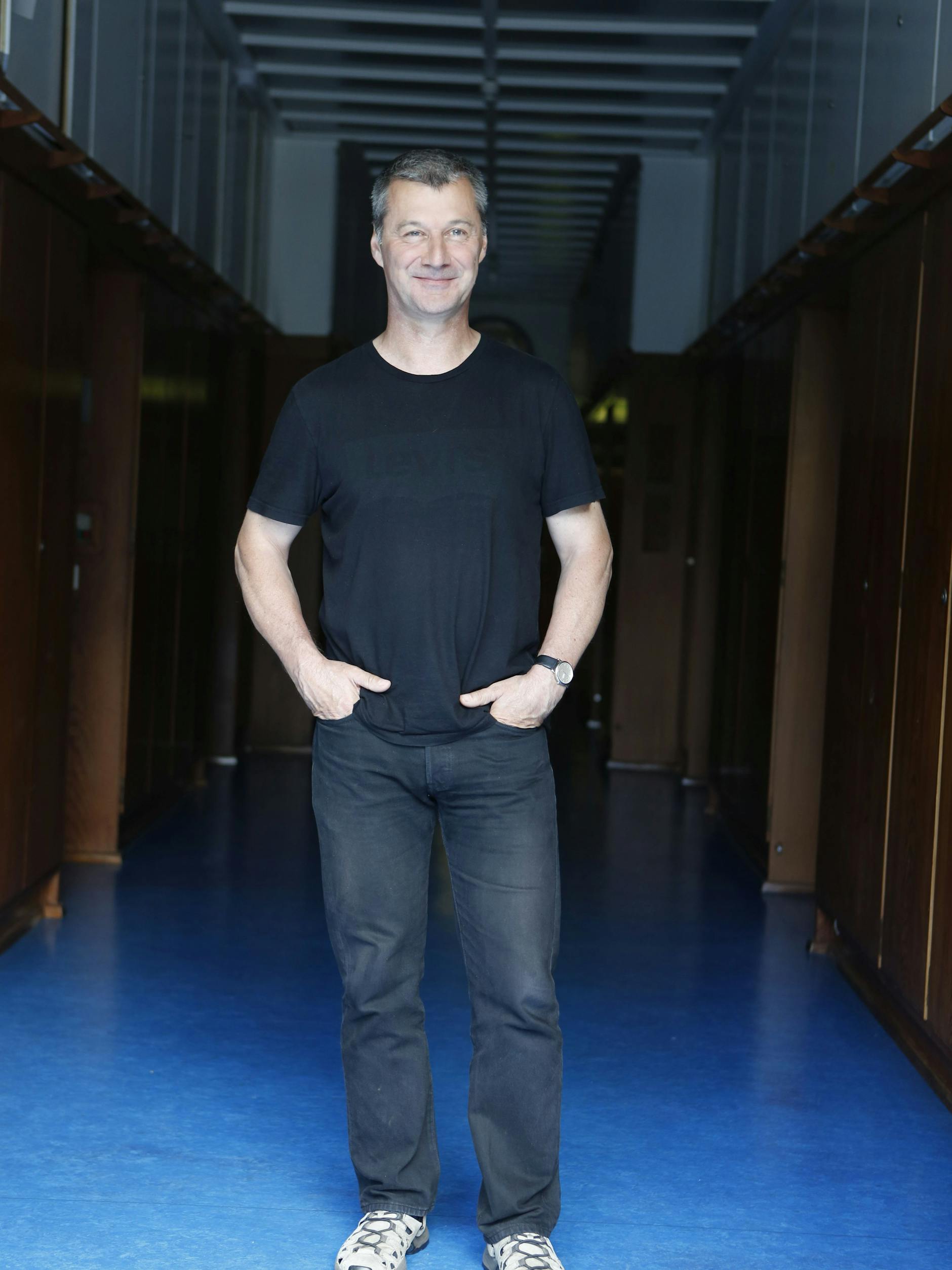 Werner Kloas, 63, geboren in Karlsruhe, lebt seit 1999 in Berlin. Er studierte Biologie und Sport auf Lehramt und ging dann in die Wissenschaft. Heute ist er Professor für Endokrinologie (also für Hormonsysteme bei Fischen) an der Humboldt-Uni. Im Leibniz-Institut für Gewässerökologie und Binnenfischerei (IGB) leitet er die Abteilung Biologie der Fische, Fischerei und Aquakultur.