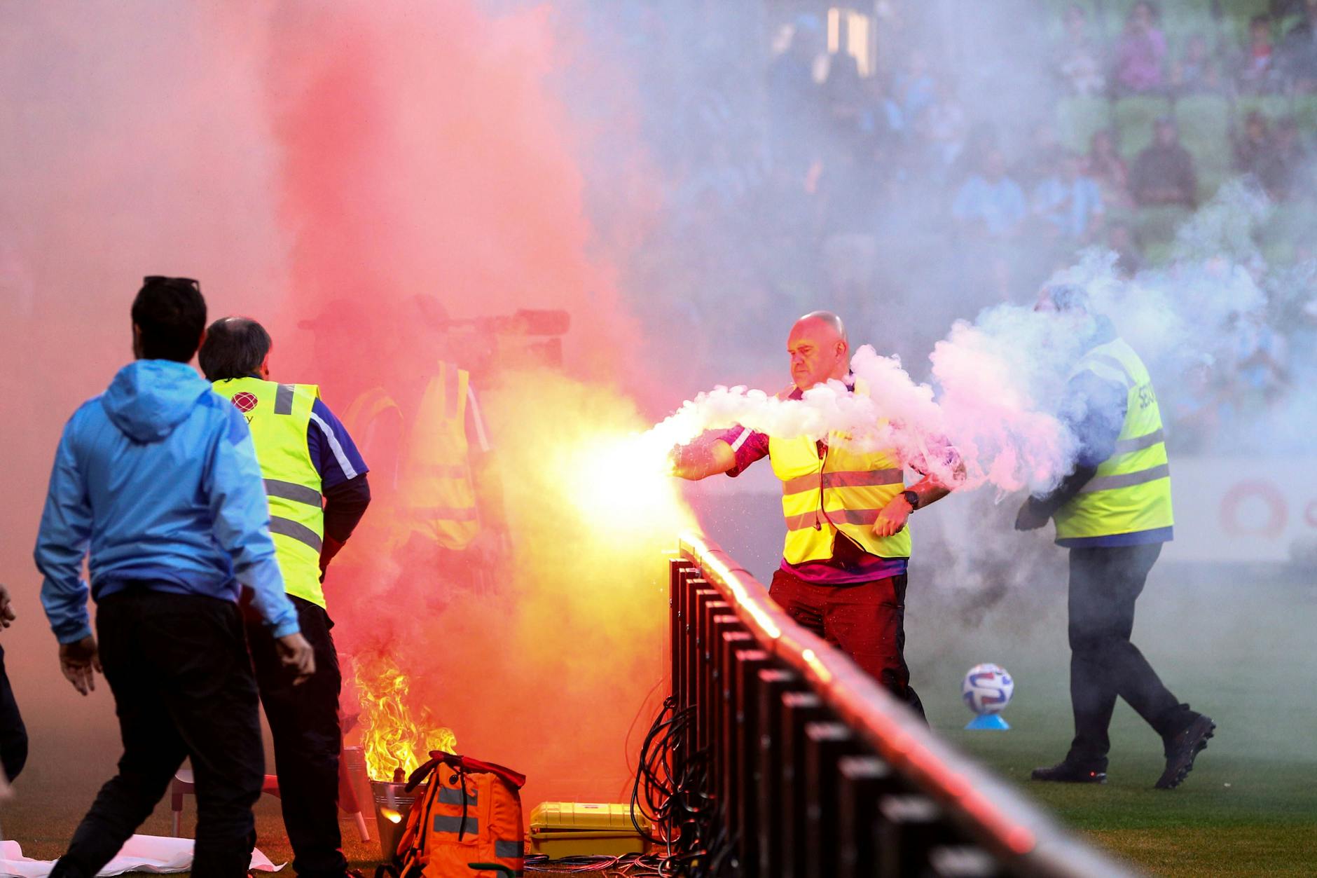 Aufruhr mit Platzsturm und Polizeieinsatz bei Melbournes Fußball-Stadtduell zwischen den Klubs Victory und City.