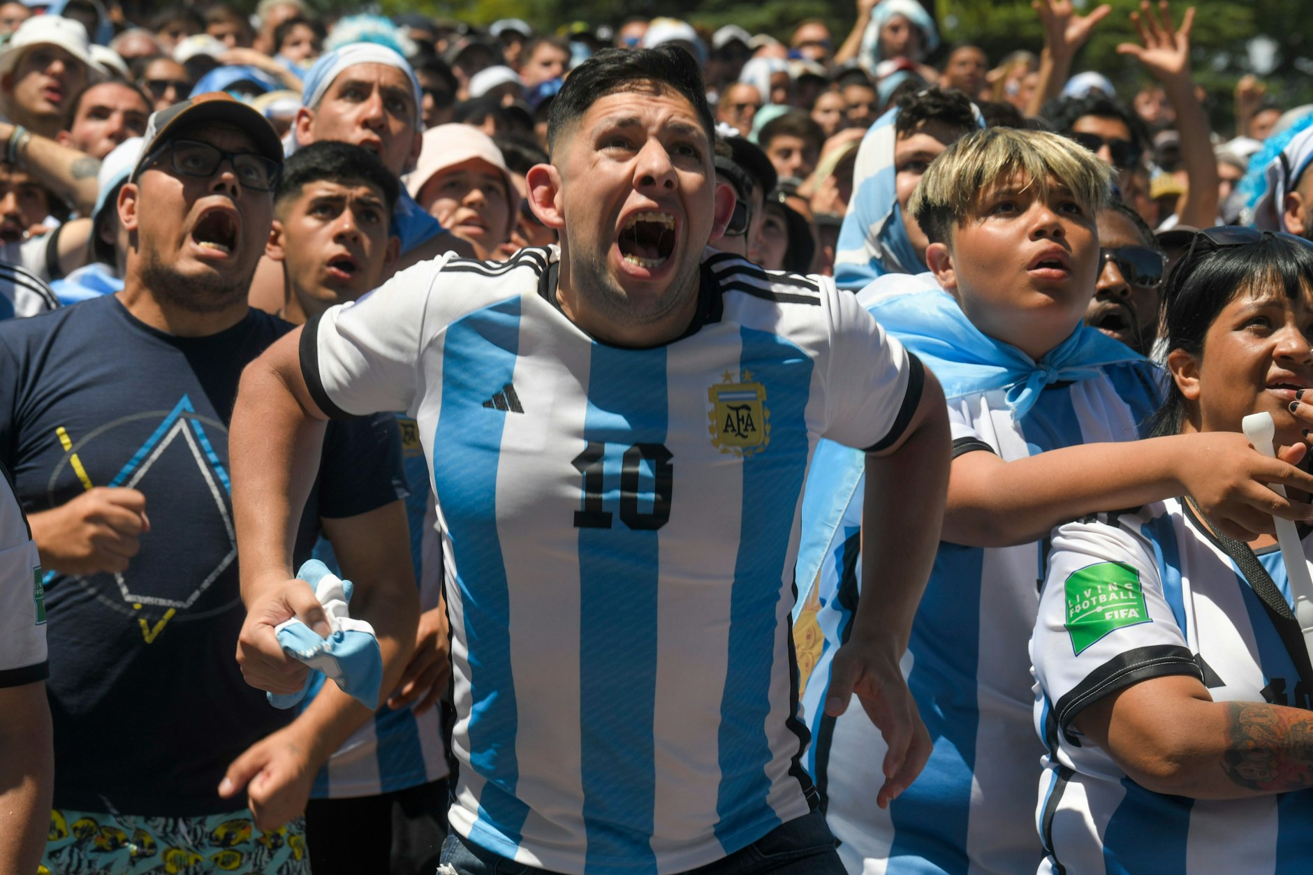 Tras el gol de la victoria en la tanda de penaltis, Argentina no pudo detener a los aficionados al fútbol.