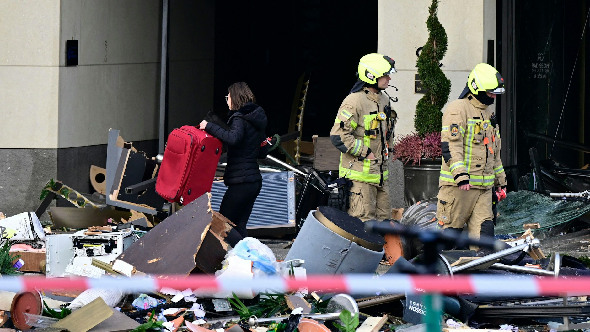 Trümmerteile des Aquariums und Hotelmobiliar wurden durchn die Wassermassen bis auf die Straße gespült.
