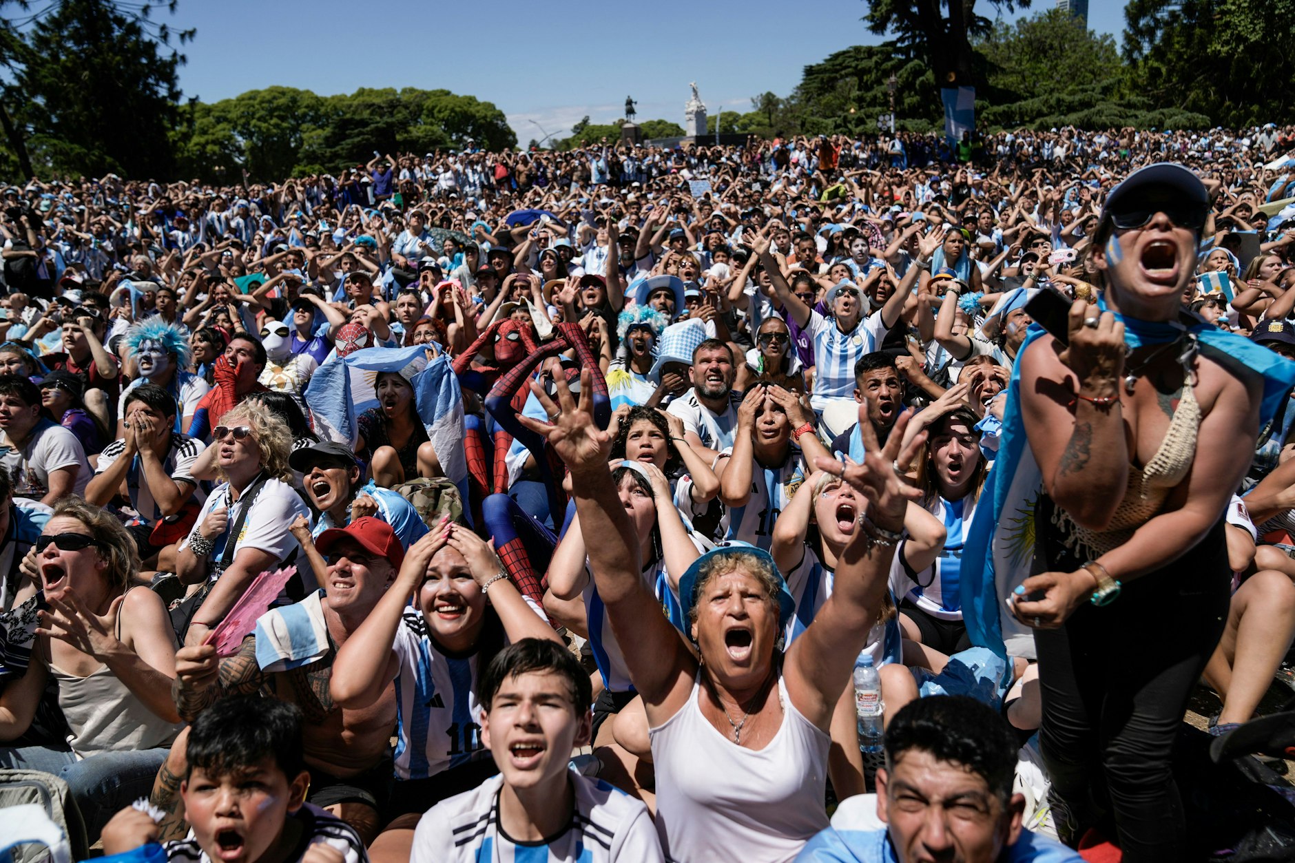 Cientos de miles vitorearon a su selección nacional en una exhibición pública en Buenos Aires.