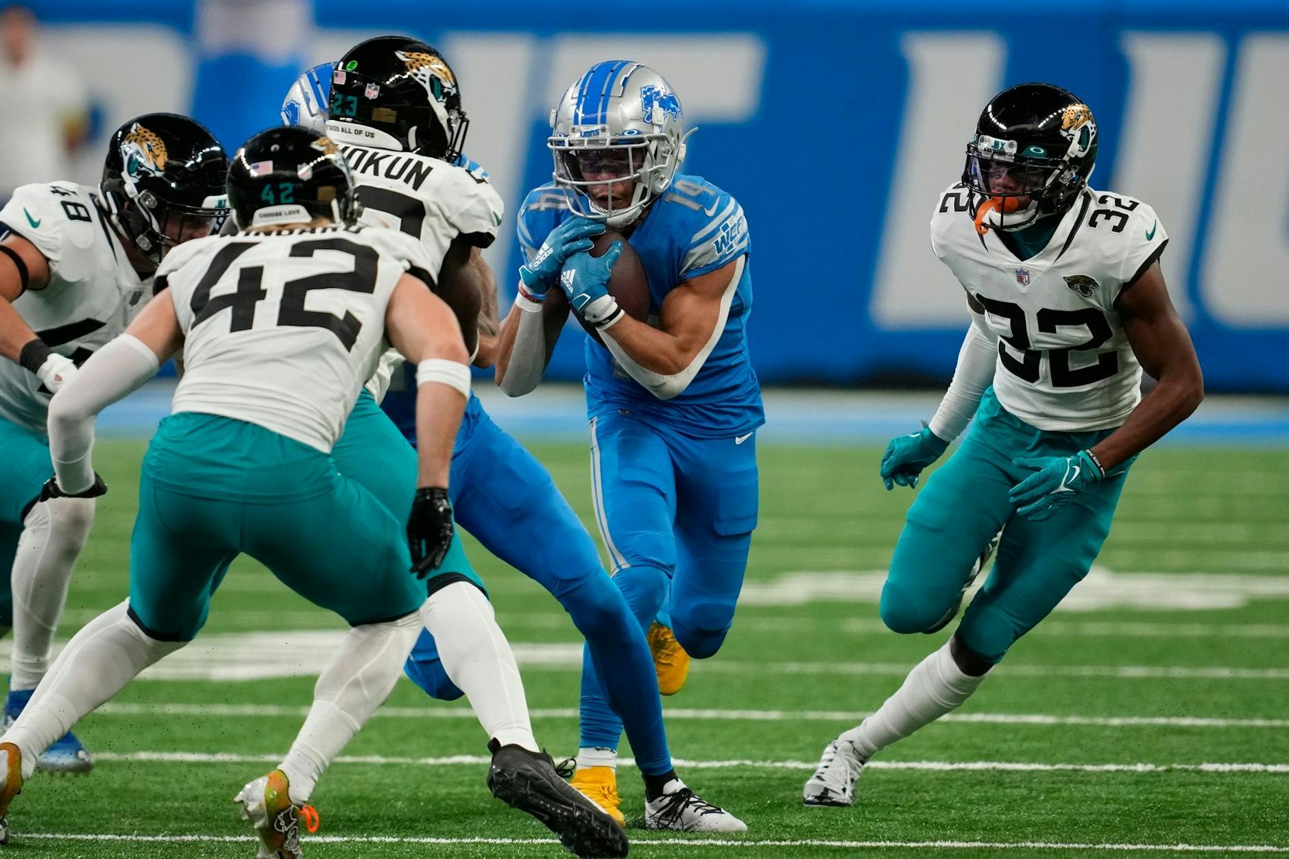 Amon-Ra St. Brown (M) von den Detroit Lions in Aktion.