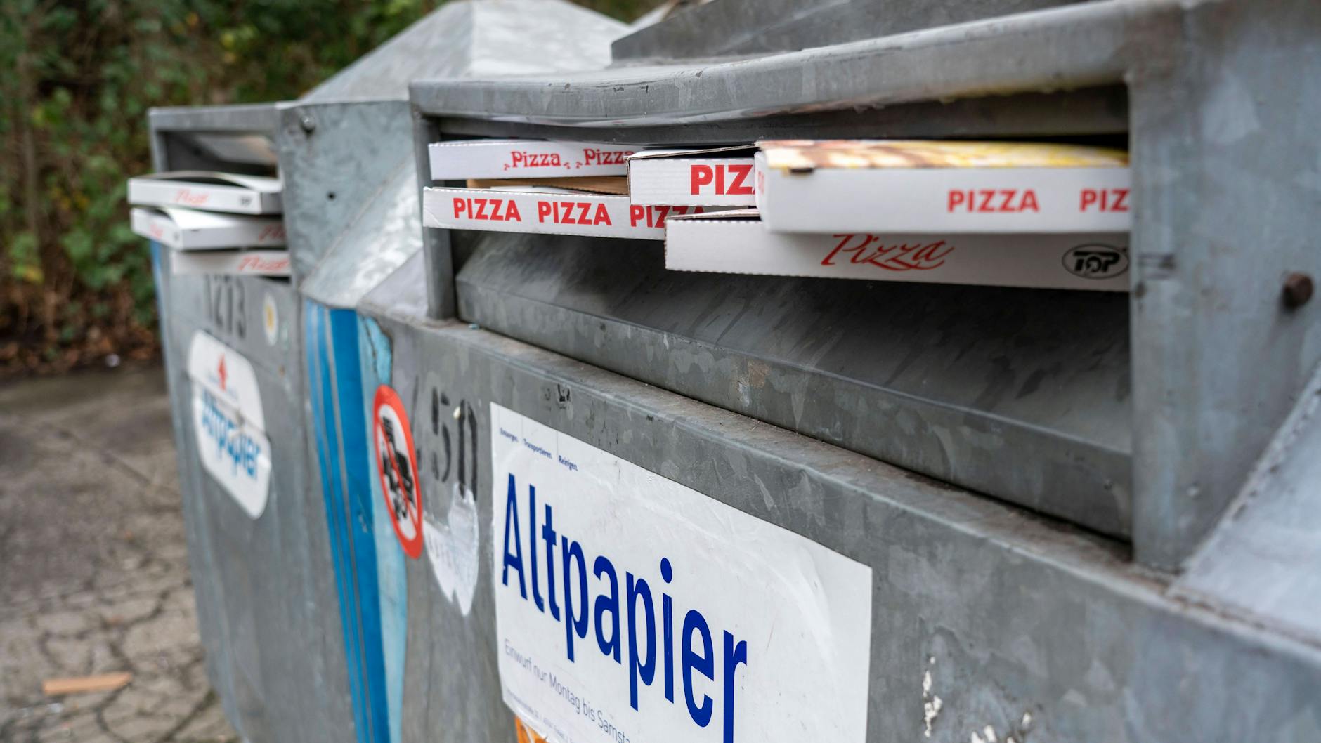 In aller Regel gehören Pizzakartons nicht ins Altpapier.