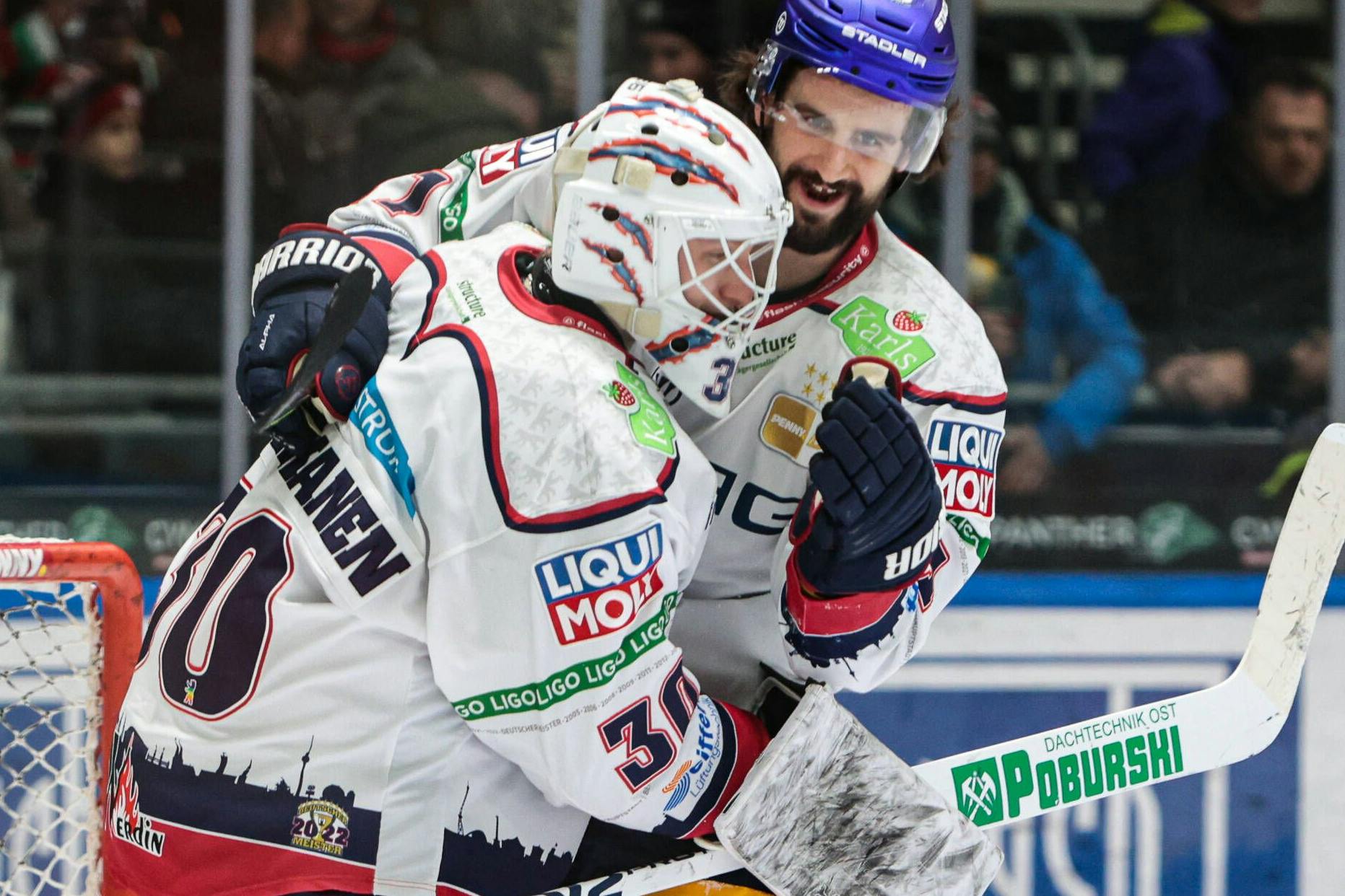 Eisbären-Torwart Juho Markkanen und Verteidiger Julian Melchiori feiern den so wichtigen Sieg.