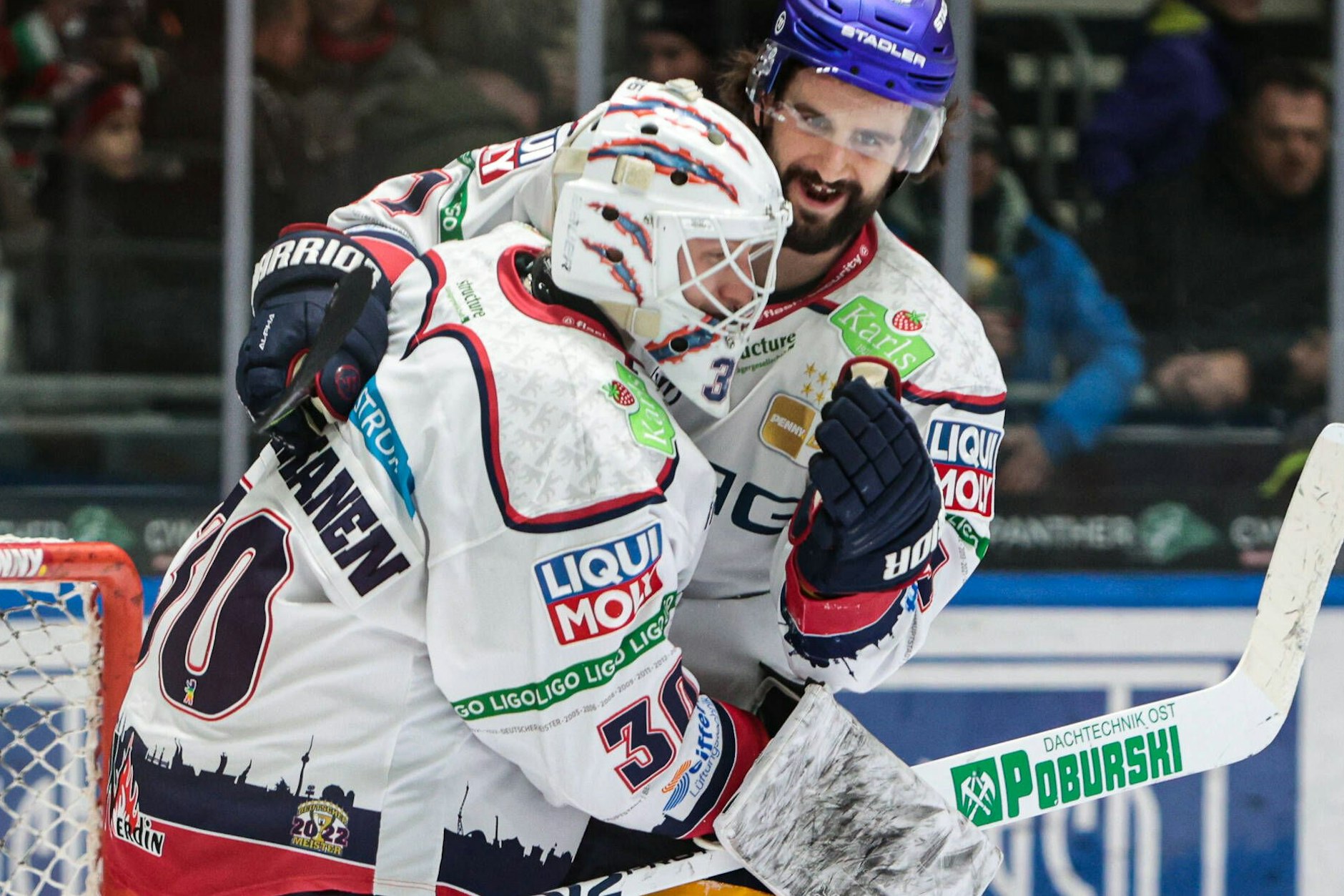 Eisbären-Torwart Juho Markkanen und Verteidiger Julian Melchiori feiern den so wichtigen Sieg.