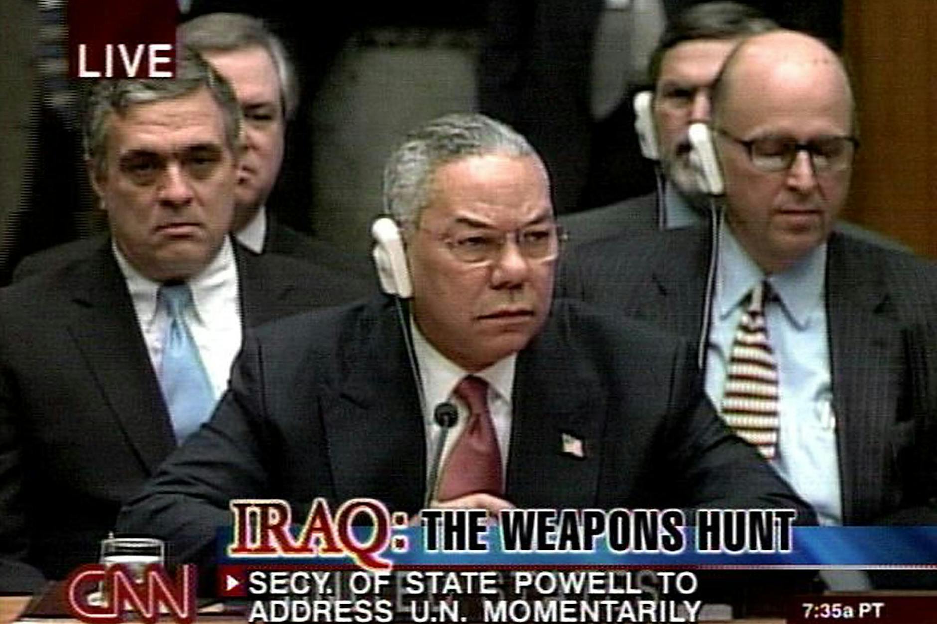US-Außenminister Colin Powell kurz vor seiner Erklärung vor dem UN-Sicherheitsrat, dass der Irak Massenvernichtungswaffen besitze. Powell entschuldigte sich später für die Lüge.