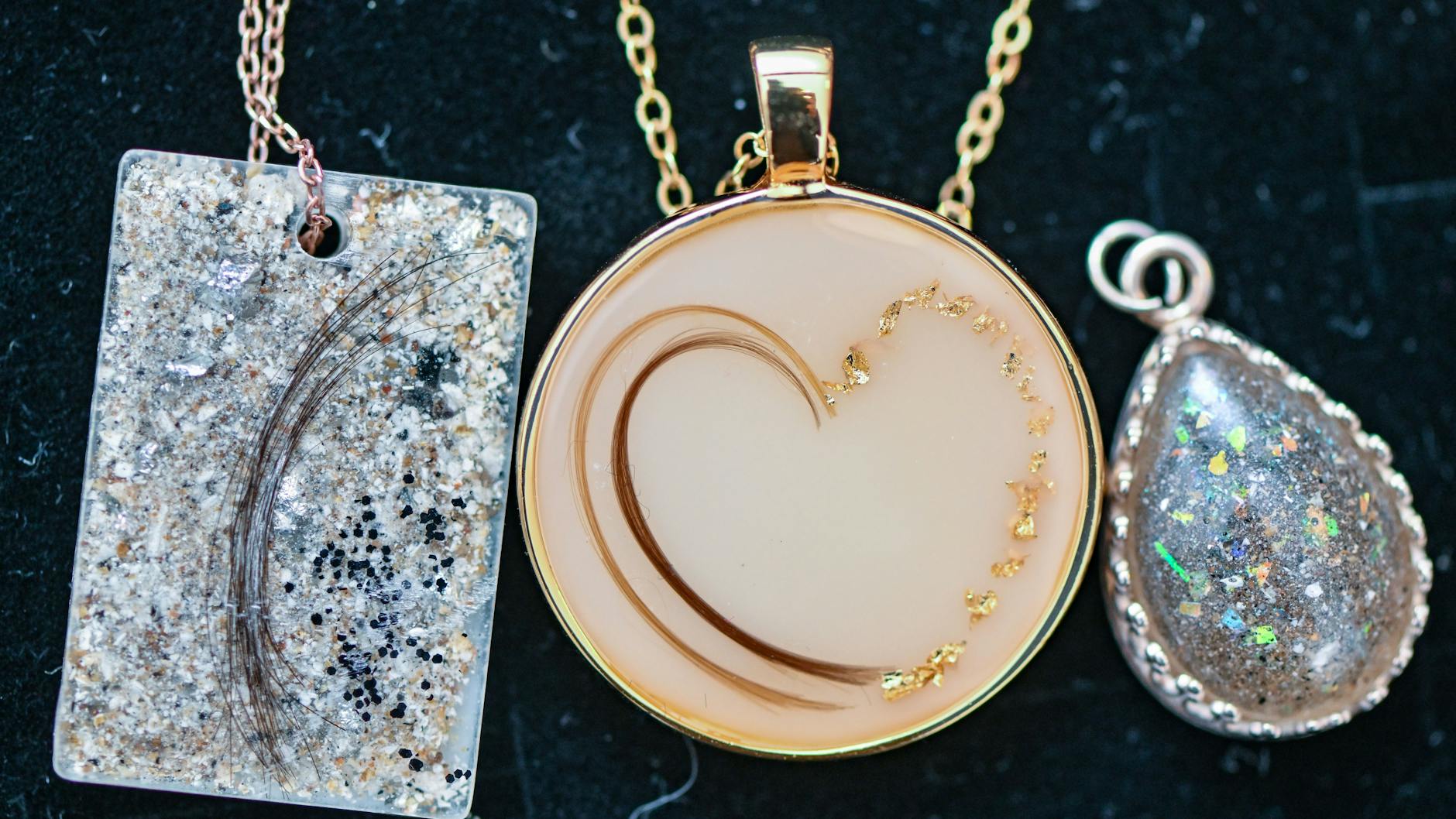 Haare, Asche und Muttermilch wurden in verschiedenen Schmuckstücken in Epoxidharz eingeschlossen