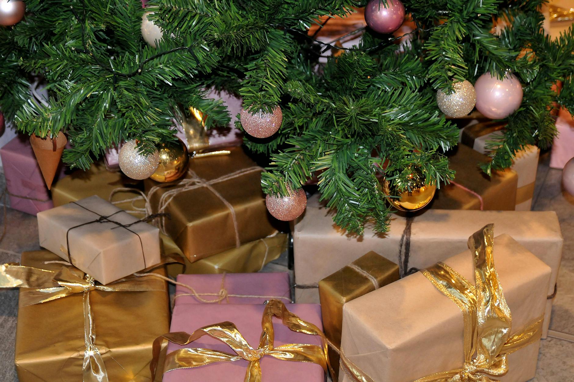 Eigentlich sollten die Geschenke unter dem Weihnachtsbaum landen. Stattdessen wurden sie von Dieben geklaut (Symbolbild).