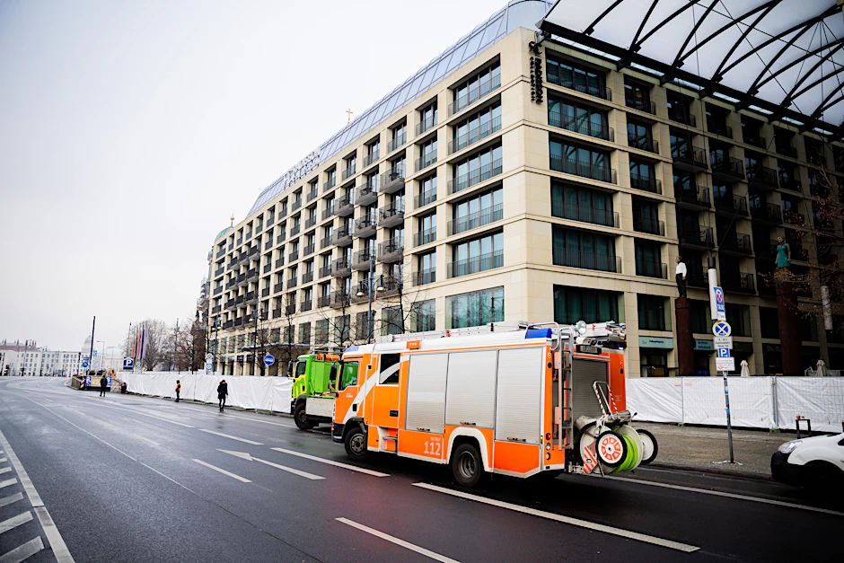 &nbsp;Ein Feuerwehrfahrzeug steht am Wochenende nach der Katastrophe vor dem Gebäude.&nbsp;&nbsp;