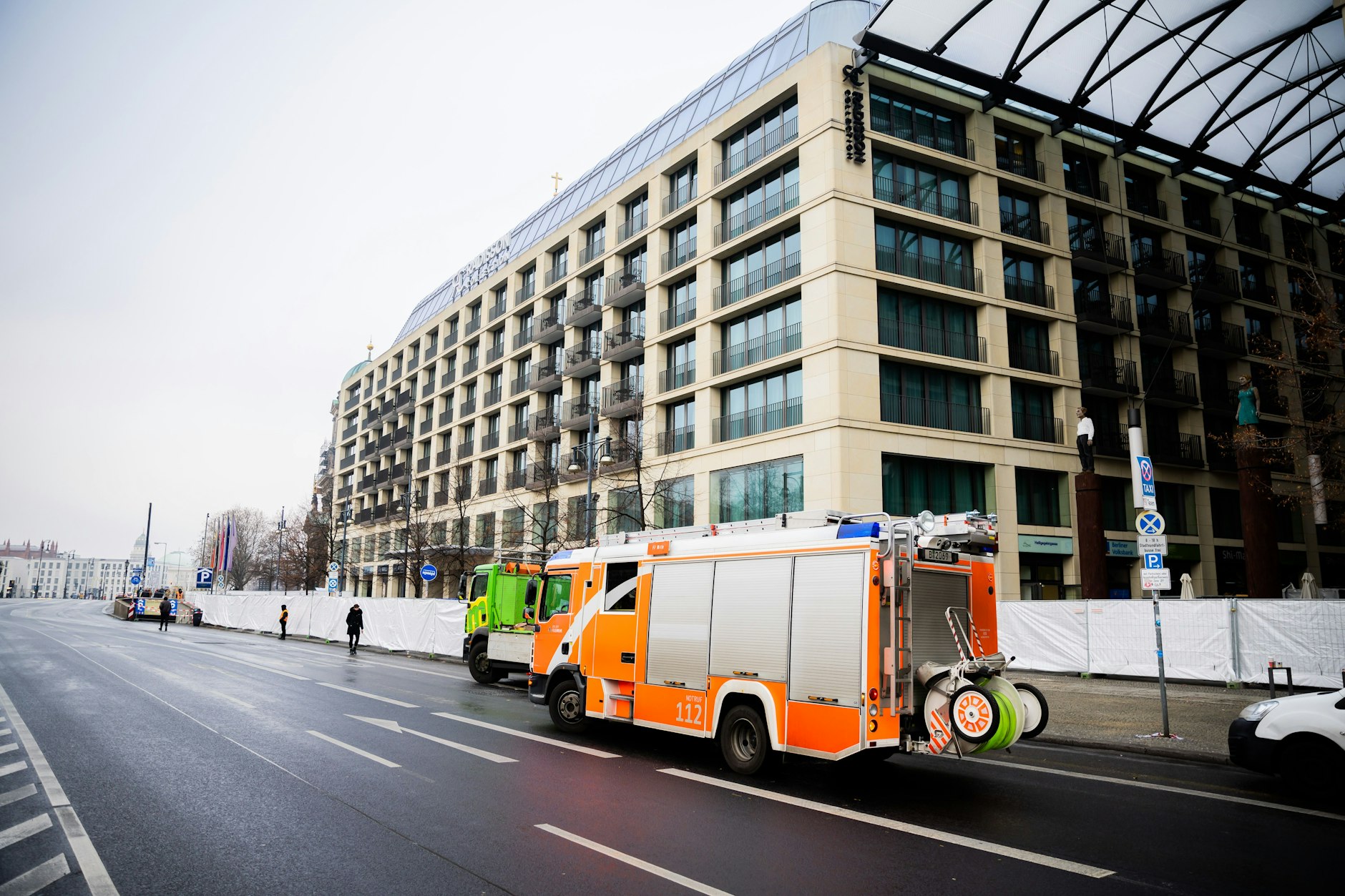 &nbsp;Ein Feuerwehrfahrzeug steht am Wochenende nach der Katastrophe vor dem Gebäude.&nbsp;&nbsp;