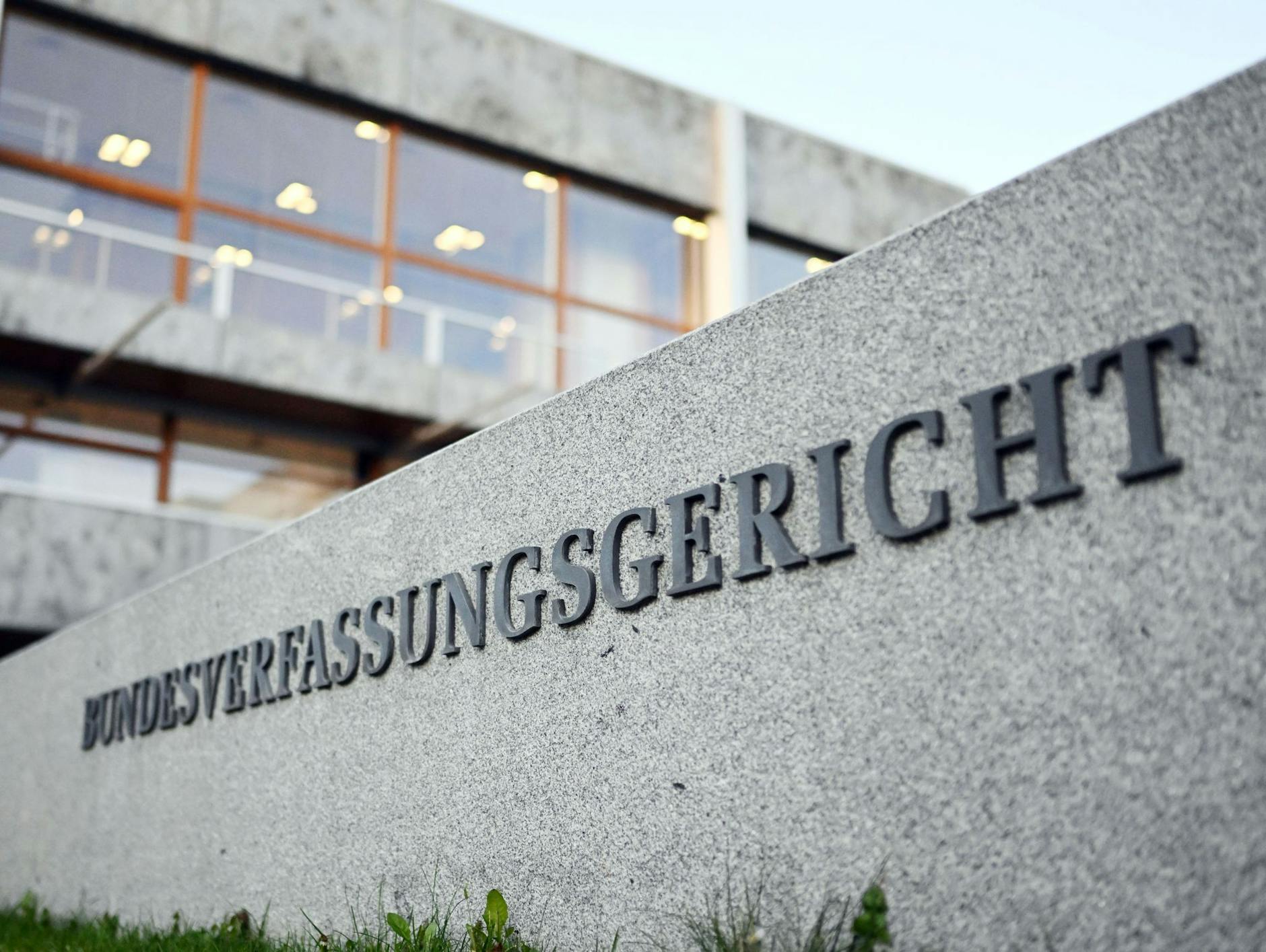 ARCHIV - Außenaufnahme des Bundesverfassungsgerichts, mit dem Schriftzug «Bundesverfassungsgericht».