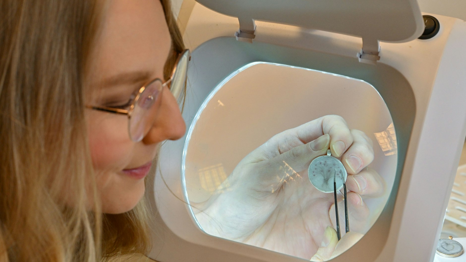 Josephin Hammer arbeitet an Manschettenknöpfen aus Epoxidharz.