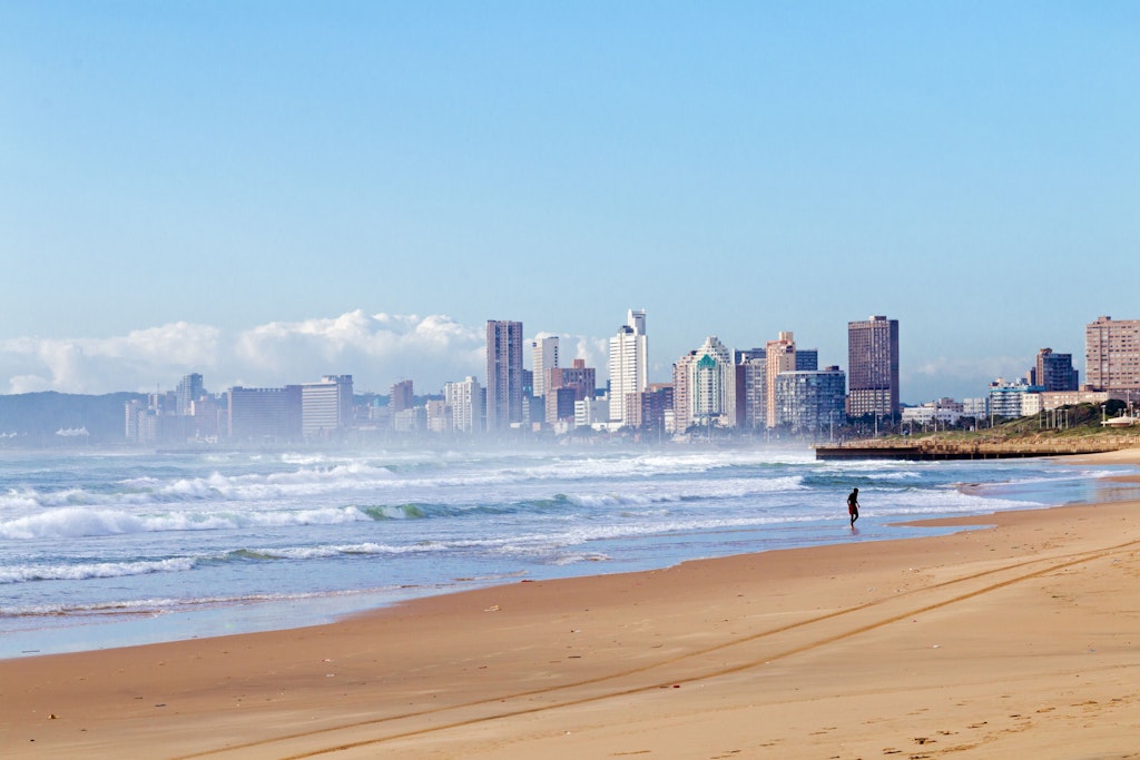 Monsterwelle in Südafrika Menschen bei Durban ins Meer gezogen, 17