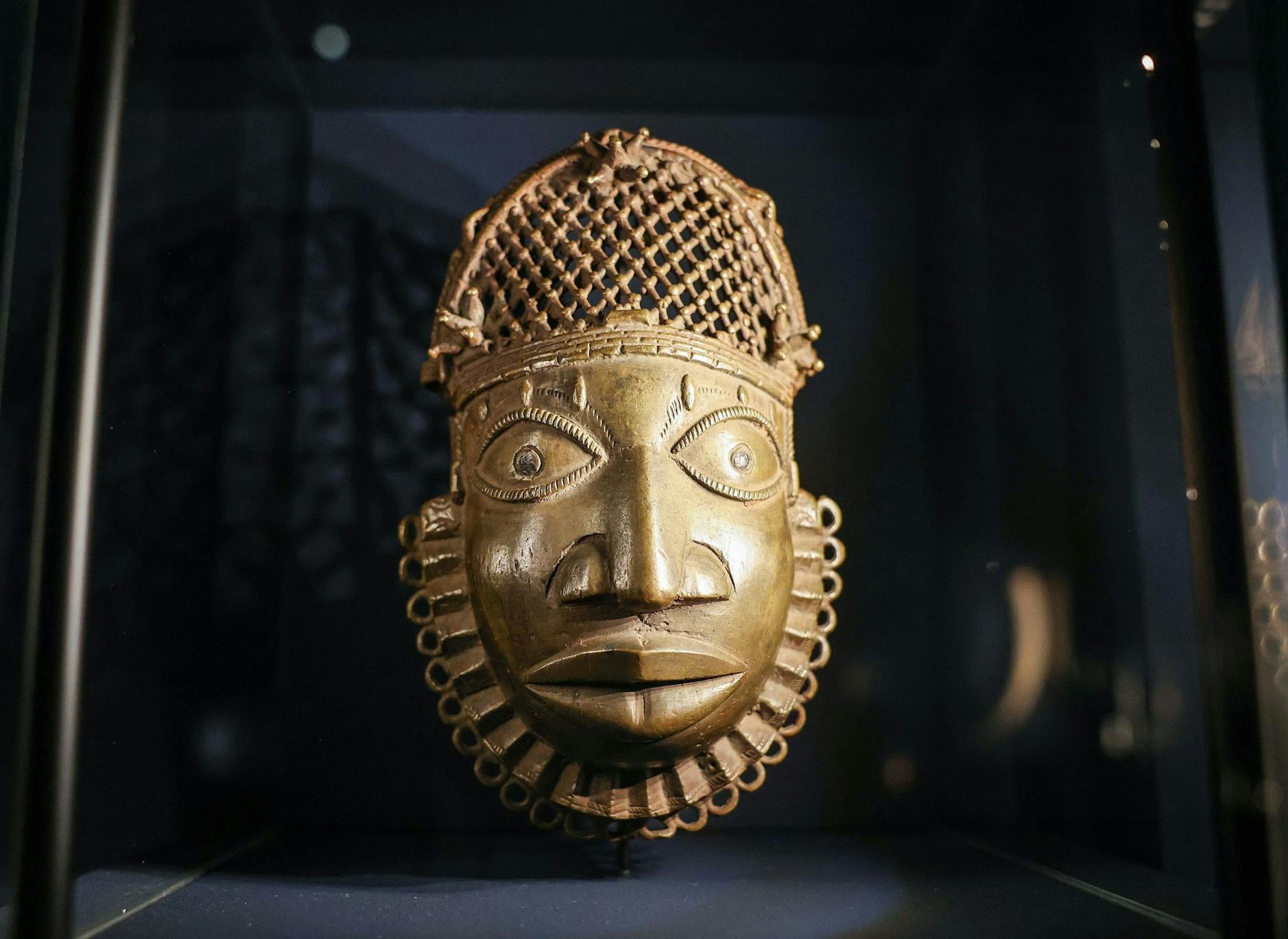 ARCHIV - Eine bronzene Skulptur steht in einer Vitrine.
