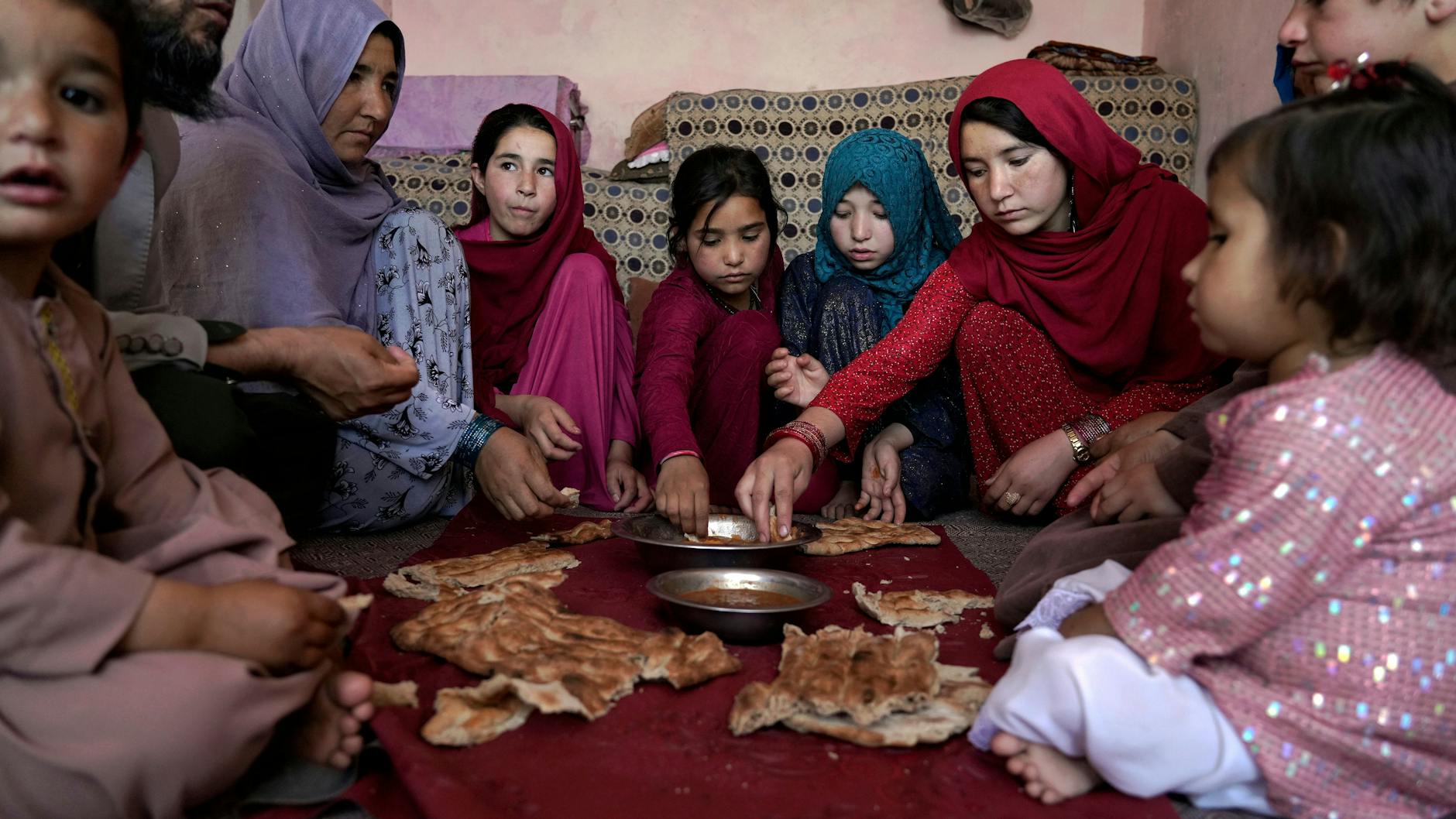 Eine Familie in Kabul beim Mittagessen – die Hälfte der Bevölkerung in Afghanistan leidet Hunger.