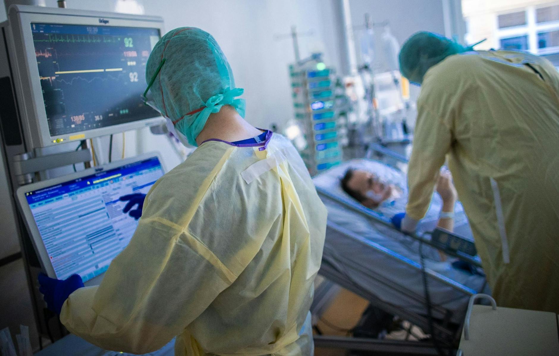 ARCHIV - Krankenschwestern und Pflegekräfte arbeiten auf einer Intensivstation mit Corona-Patienten. a