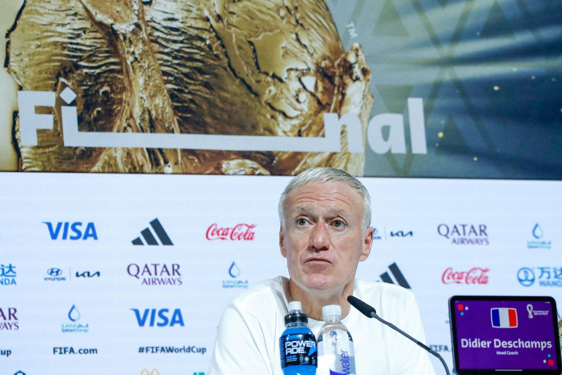 Frankreichs Nationaltrainer Didier Deschamps spricht während einer Pressekonferenz. pa