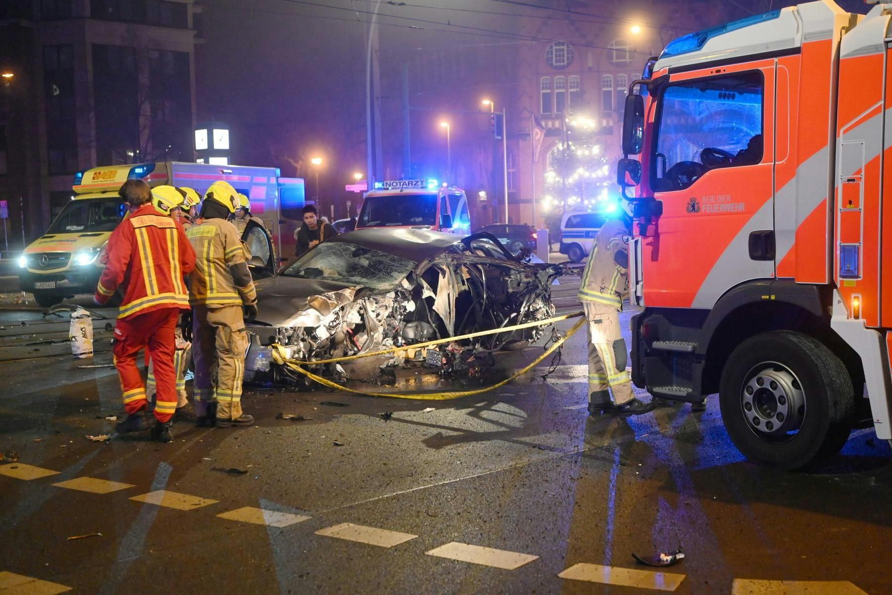 Der aufgerissene Audi nach dem Unfall in Lichtenberg.