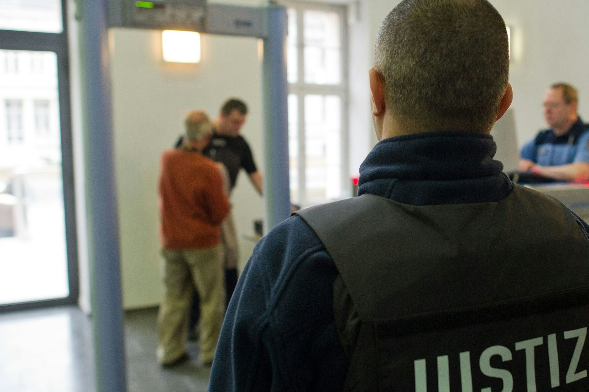 Die Justizwachtmeister, inzwischen mit Schutzwesten ausgestattet, finden ständig Waffen oder gefährliche Gegenstände bei Gerichtsbesuchern.