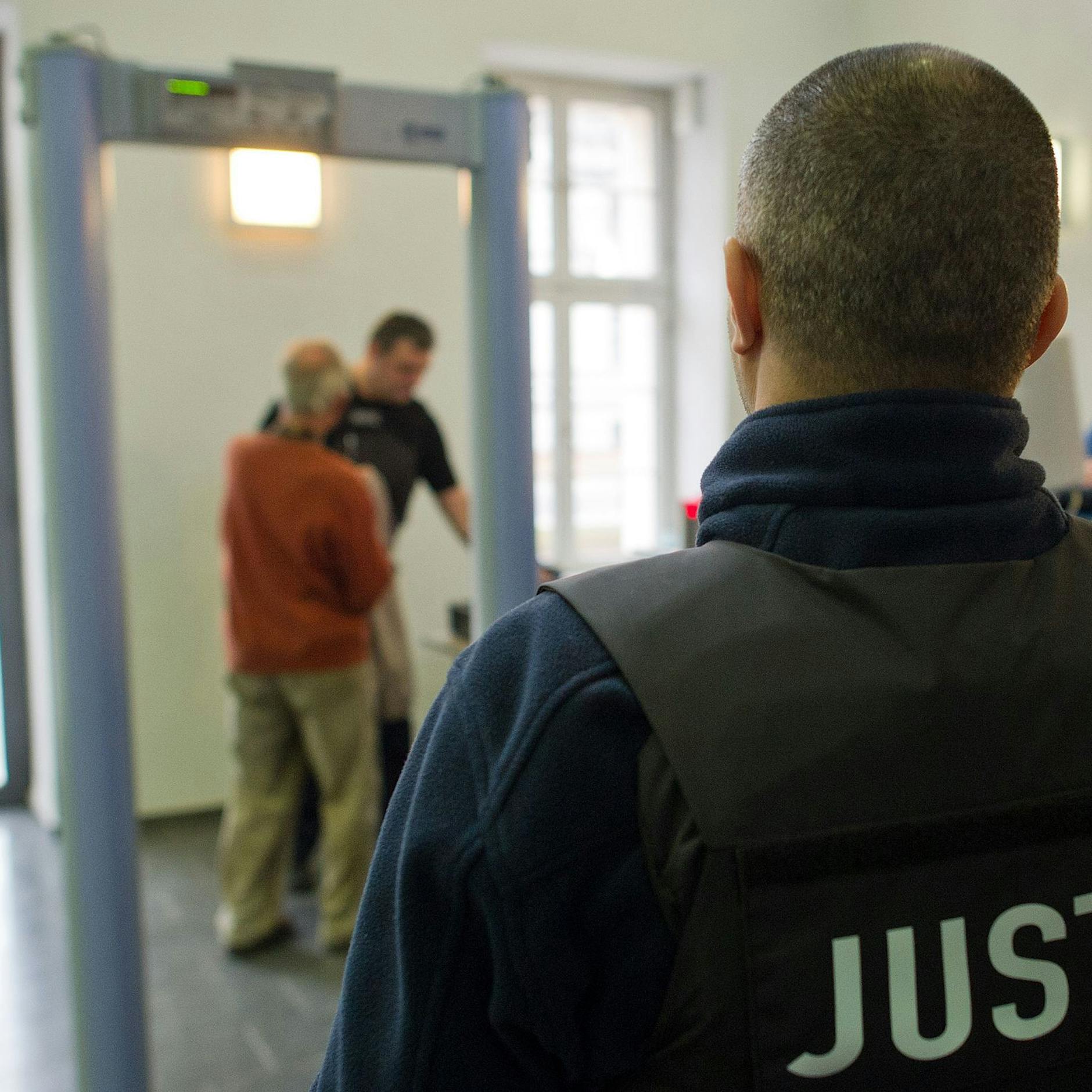 Berliner wollten fast 20.000 Waffen und als Waffen nutzbare Dinge mit in den Gerichtssaal nehmen